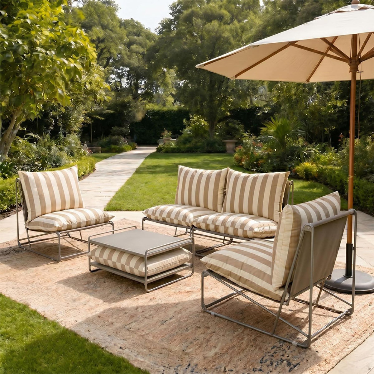 CONCEPT USINE Salon de jardin 4 places à rayures taupe et beige avec table basse ANDRIA
