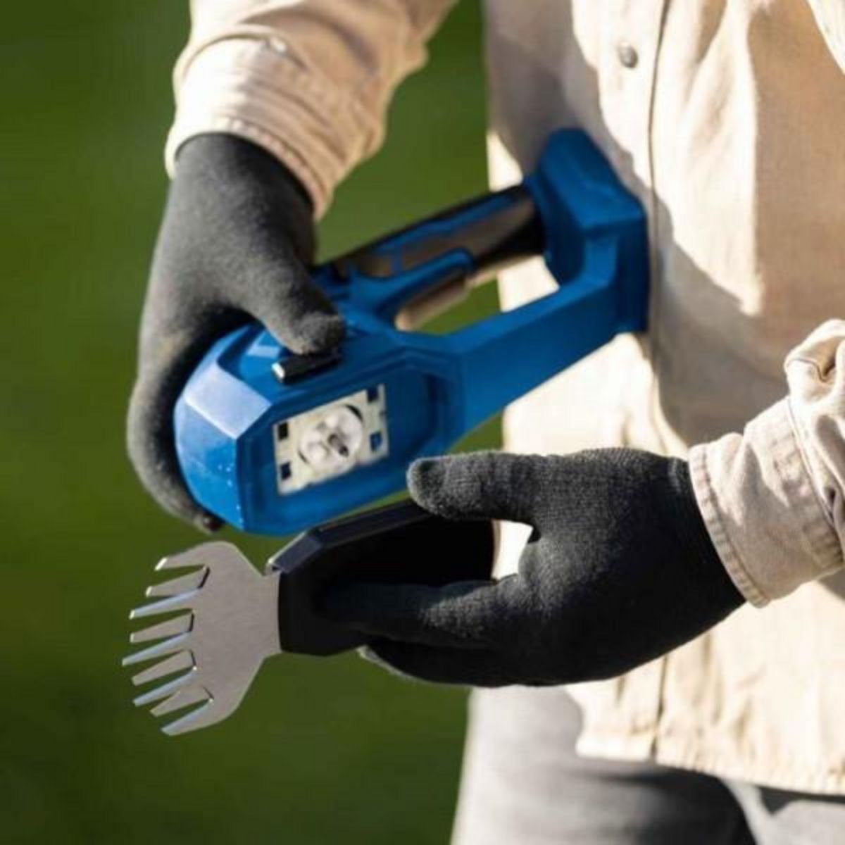 SCHEPPACH Coupes-bordures/taille-haies sans fil C-HTGS200-X - lame acier trempé - SCHEPPACH 20V IXES - sans batterie ni chargeur