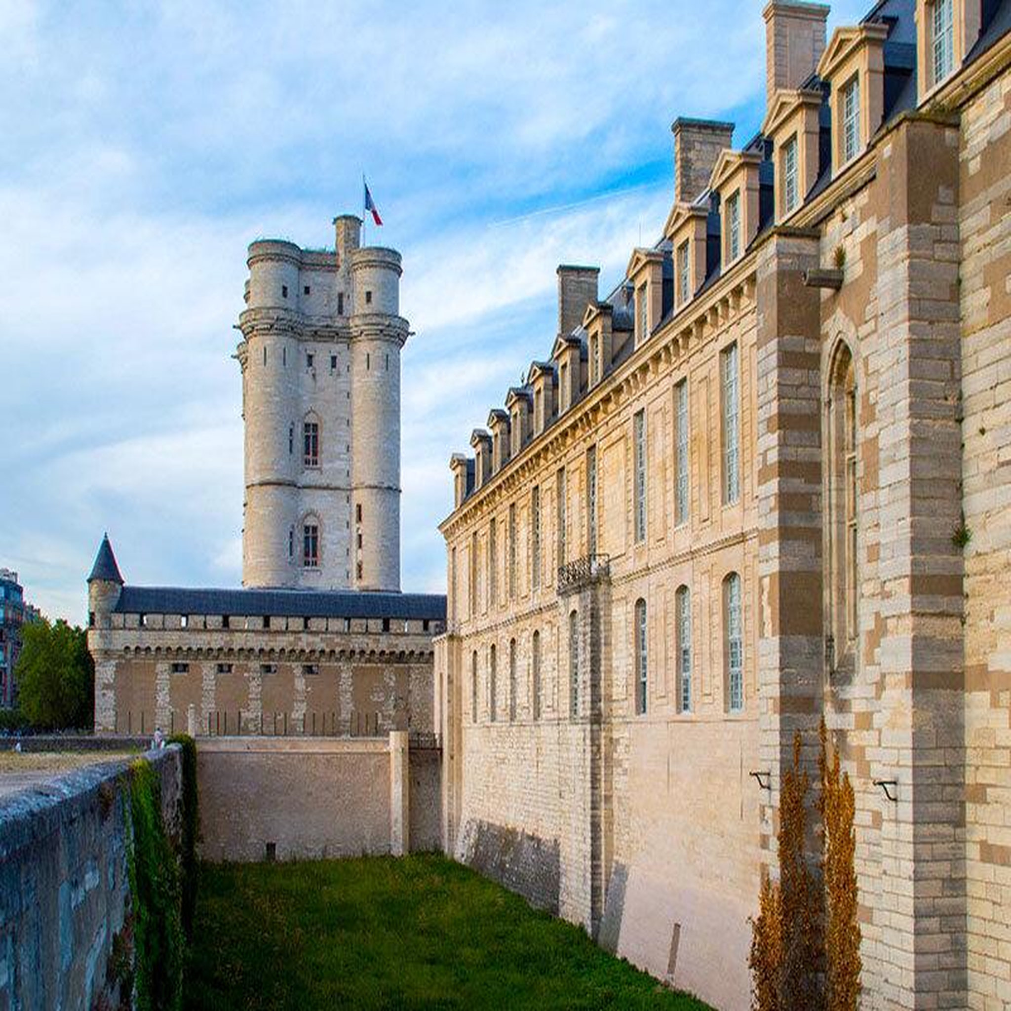 Voir la diapositive 2 : Smartbox Journée au cœur de l'histoire : 1 entrée prioritaire adulte au château de Vincennes - Coffret Cadeau Sport & Aventure