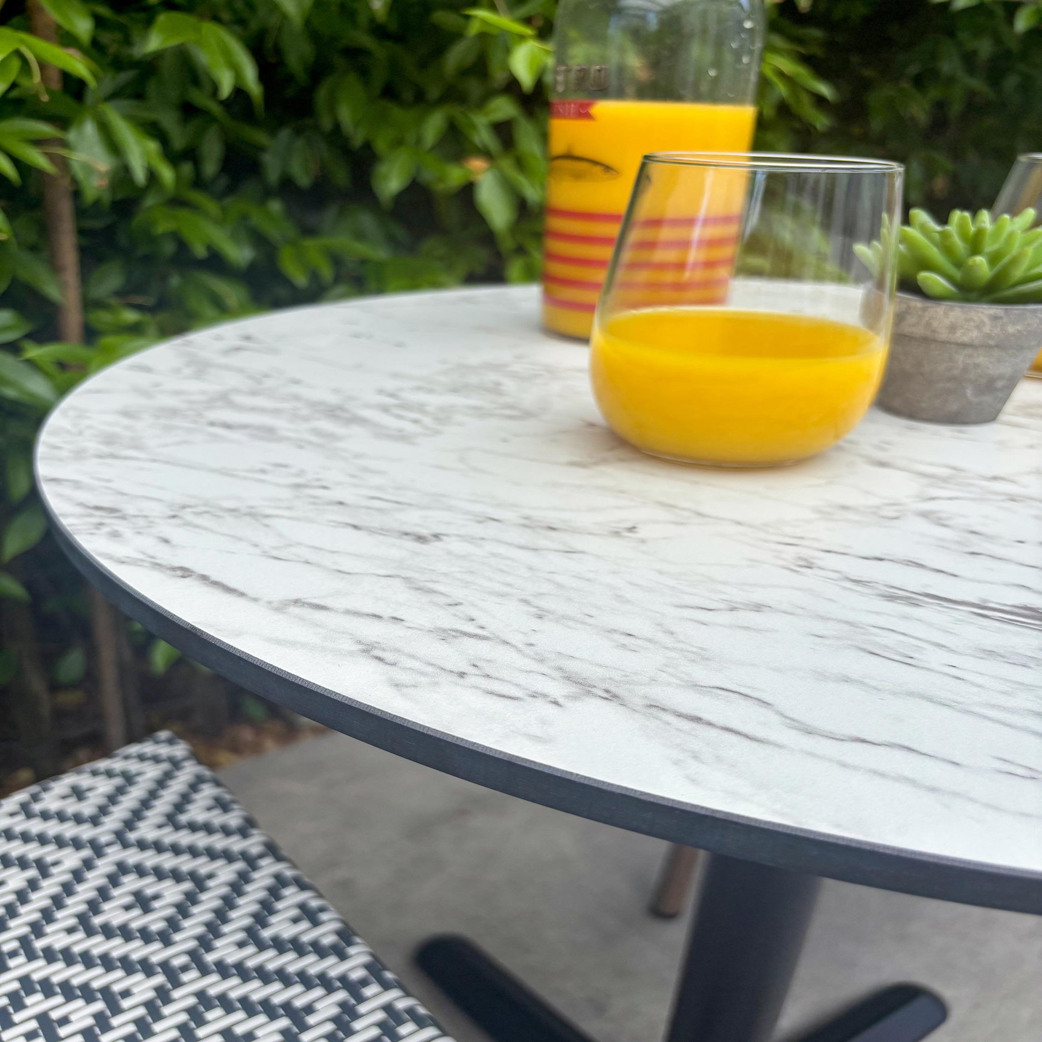 Voir la diapositive 4 : DCB GARDEN Ensemble repas de jardin en acier et plateau rond en HPL (2 places)
