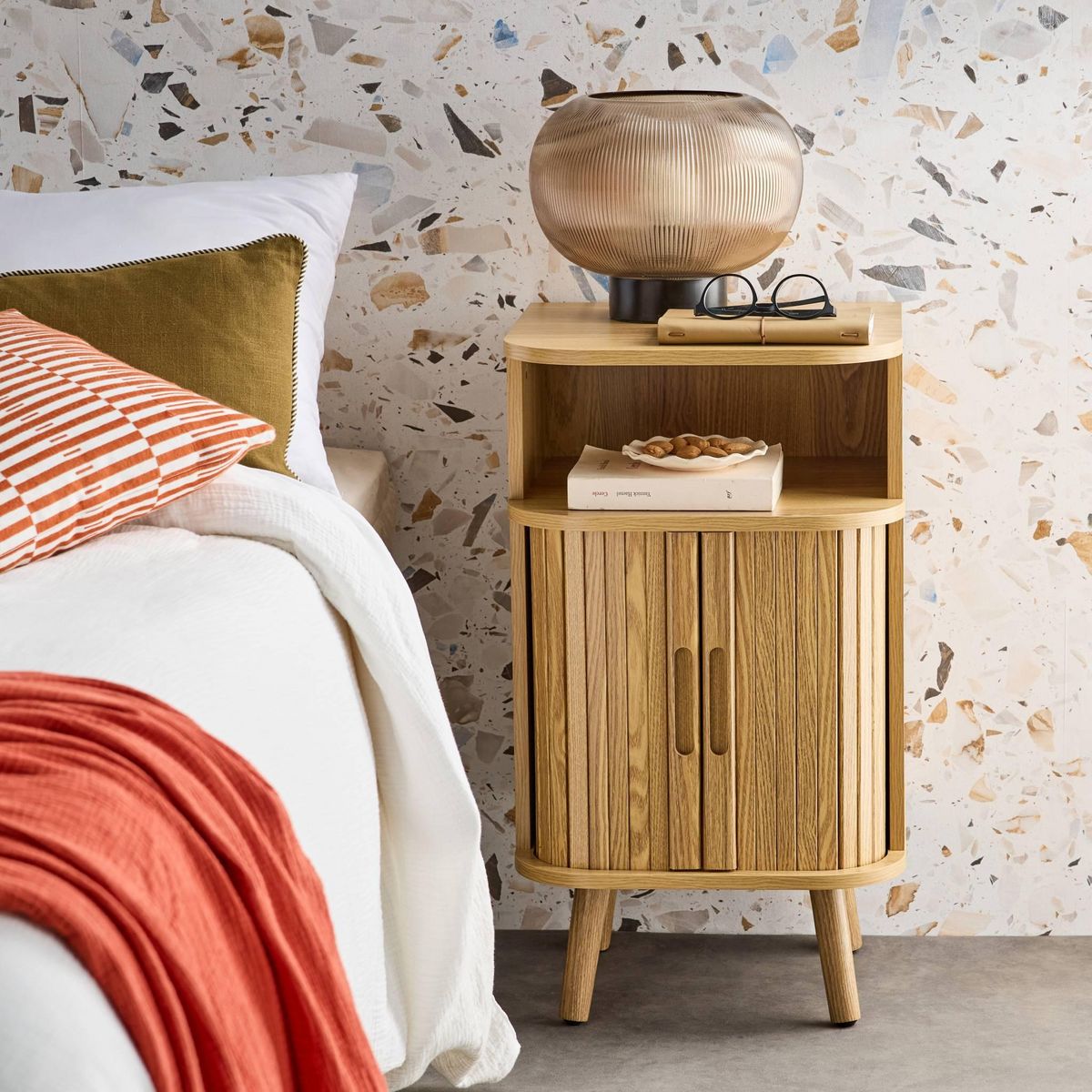 SWEEEK Table de chevet 2 portes coulissantes + 1 niche effet bois rainuré. L 40 x P 40 x H 70cm