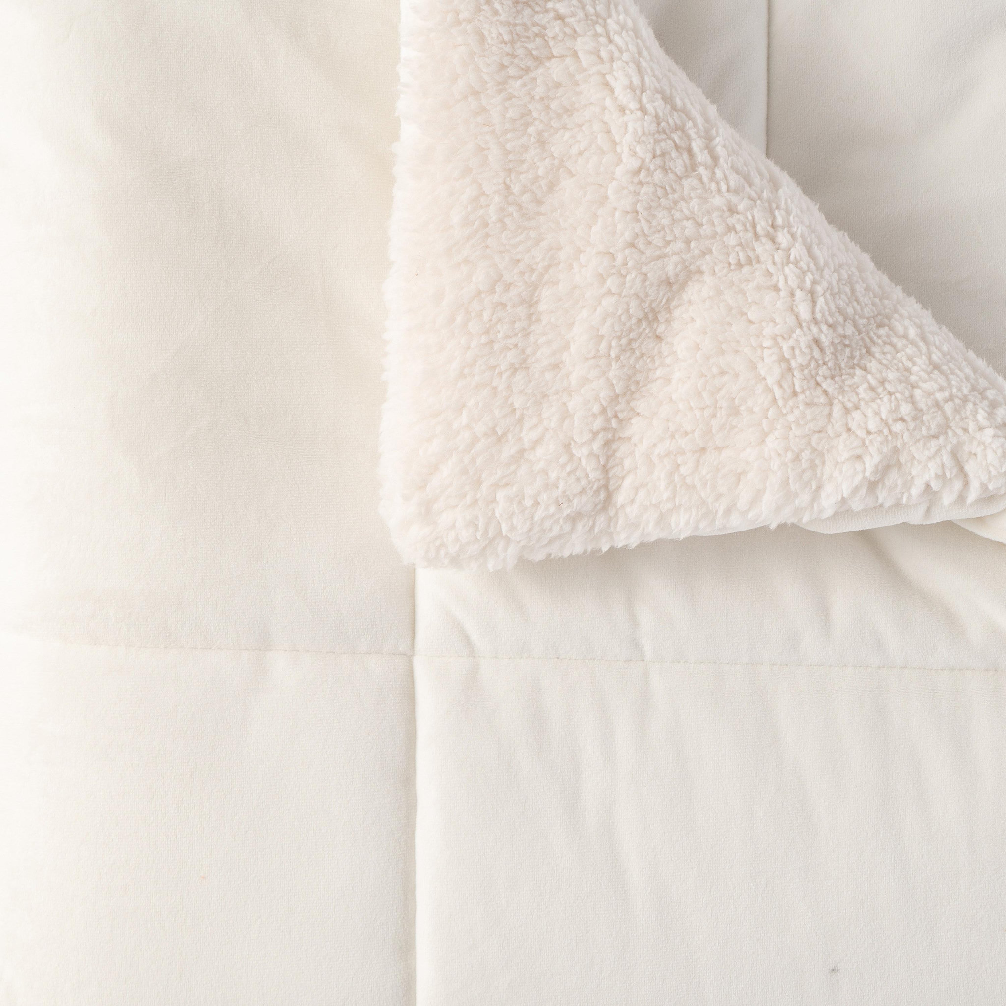 Voir la diapositive 2 : ACTUEL Couvre lit matelassé double face velours/sherpa BIEN CHEZ SOI 