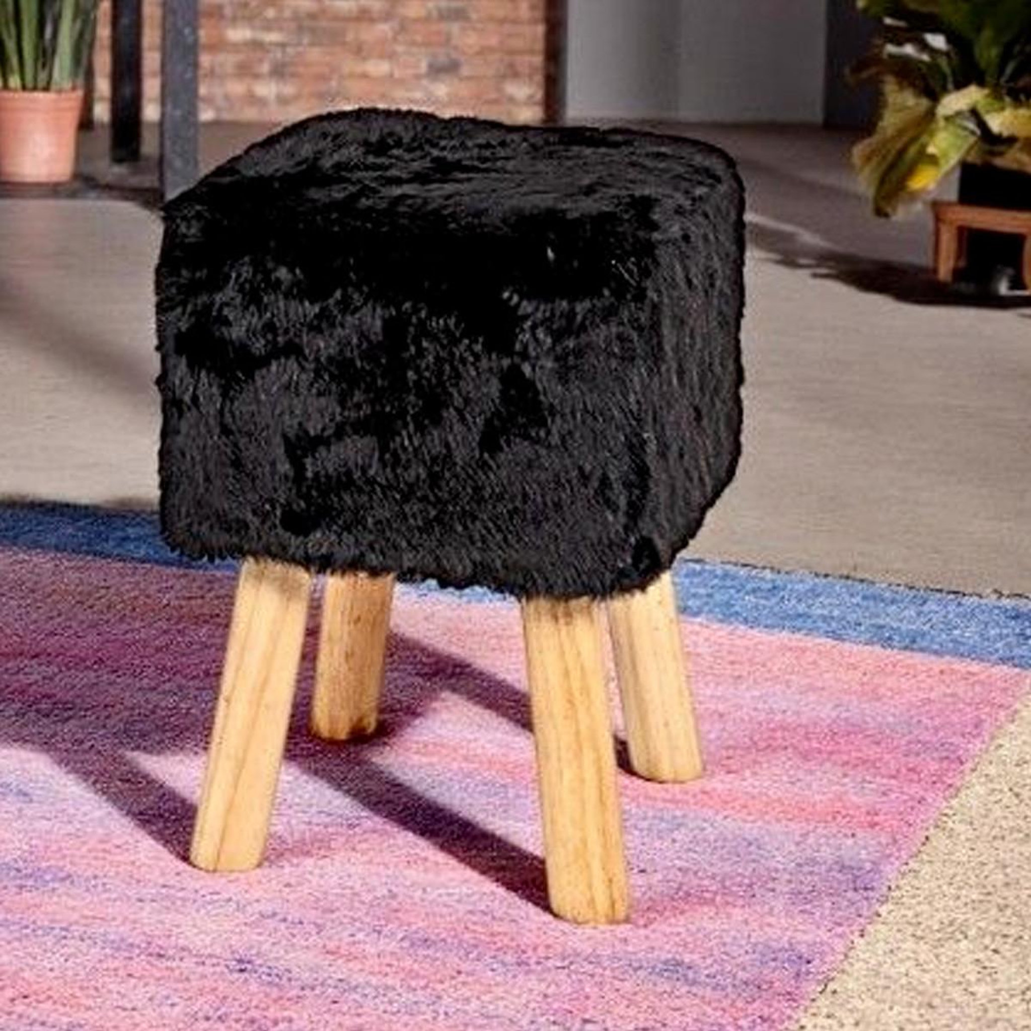 Voir la diapositive 2 : Paris Prix Tabouret carré imitation fourrure  josie  45cm noir