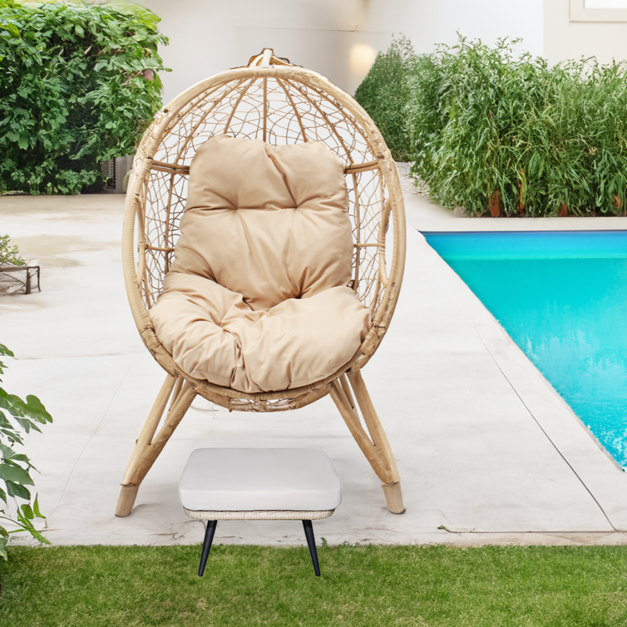 Voir la diapositive 4 : CONCEPT USINE Ensemble d'extérieur : fauteuil suspendu effet rotin et repose-pieds avec coussin beige jane