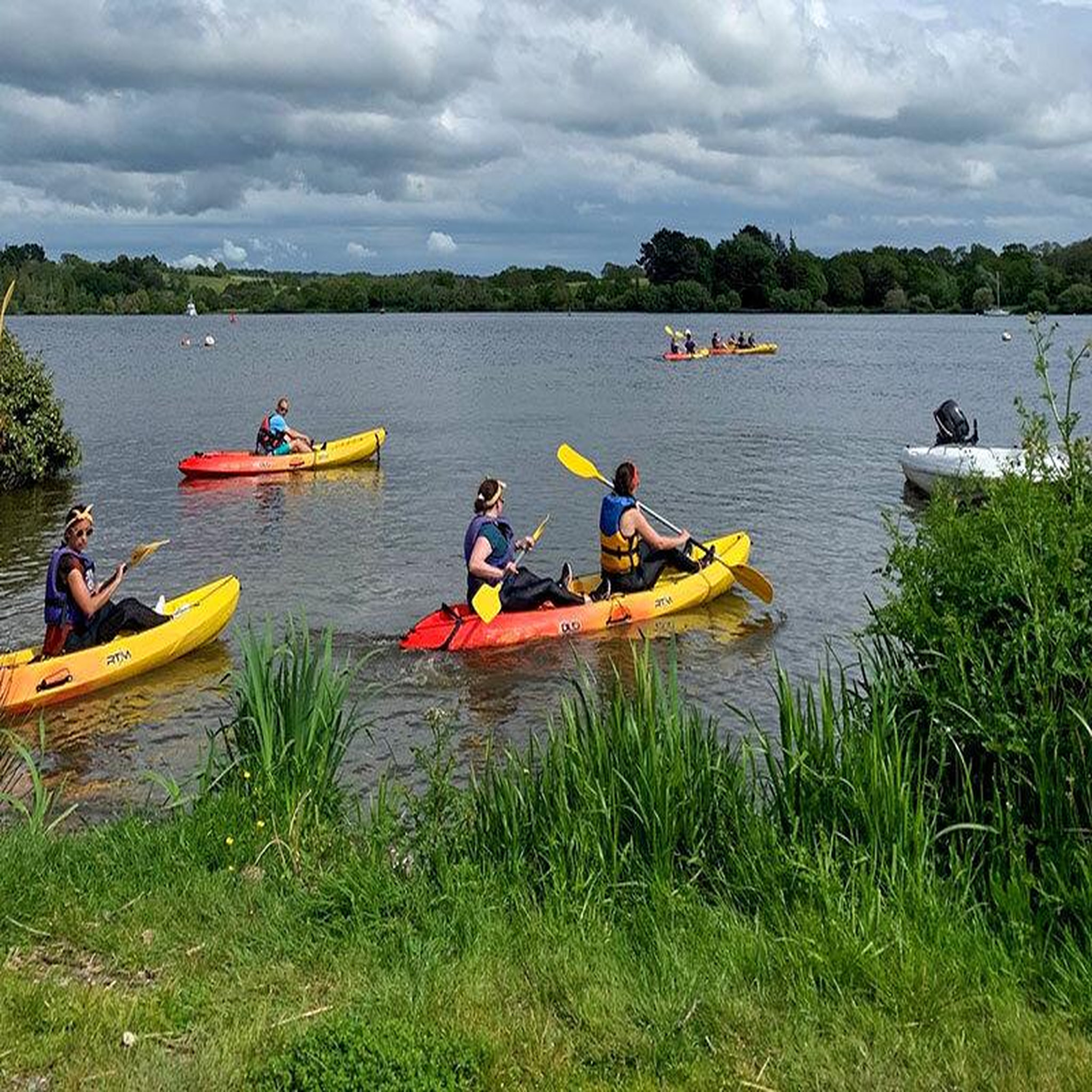Voir la diapositive 2 : Smartbox Balade en canoë-kayak pour 3 personnes près de vannes - coffret cadeau sport & aventure
