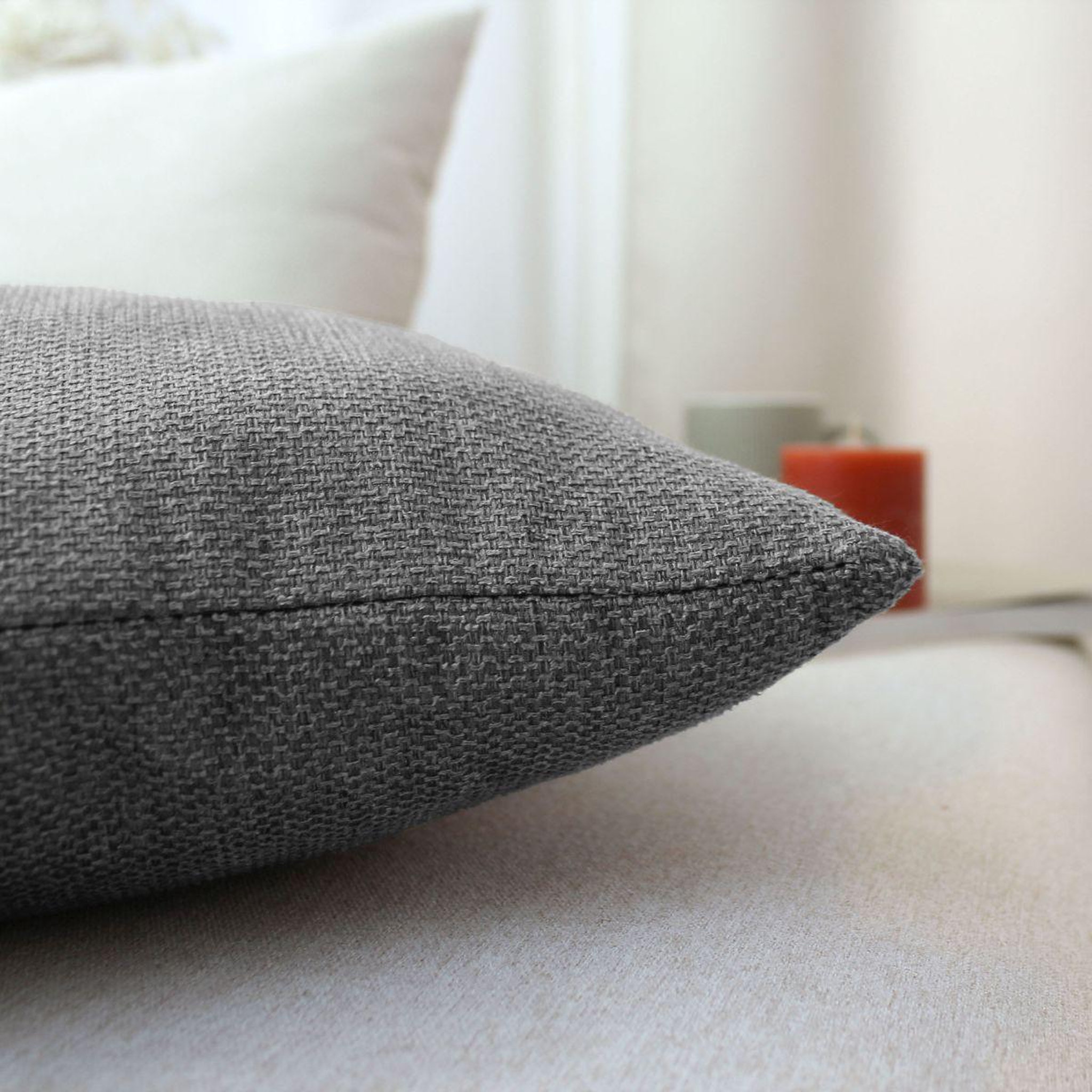 Voir la diapositive 2 : ENJOY HOME Coussin déco en velours  lagarta  40x40cm gris foncé