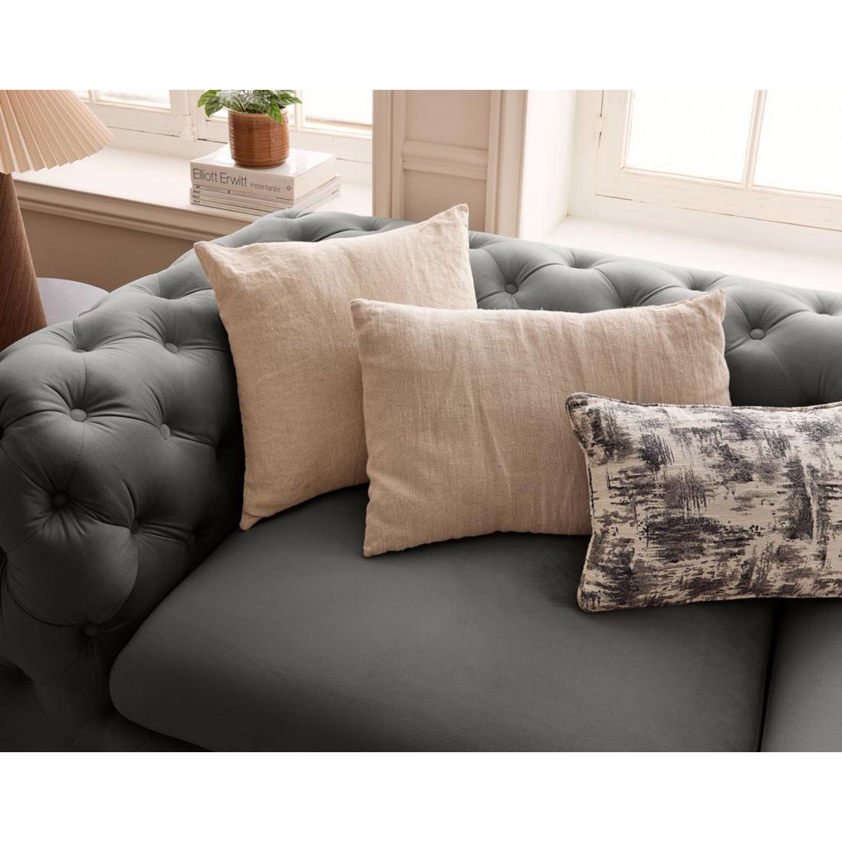 LISA DESIGN Camden - canapé 3 places chesterfield en velours - pieds en métal doré