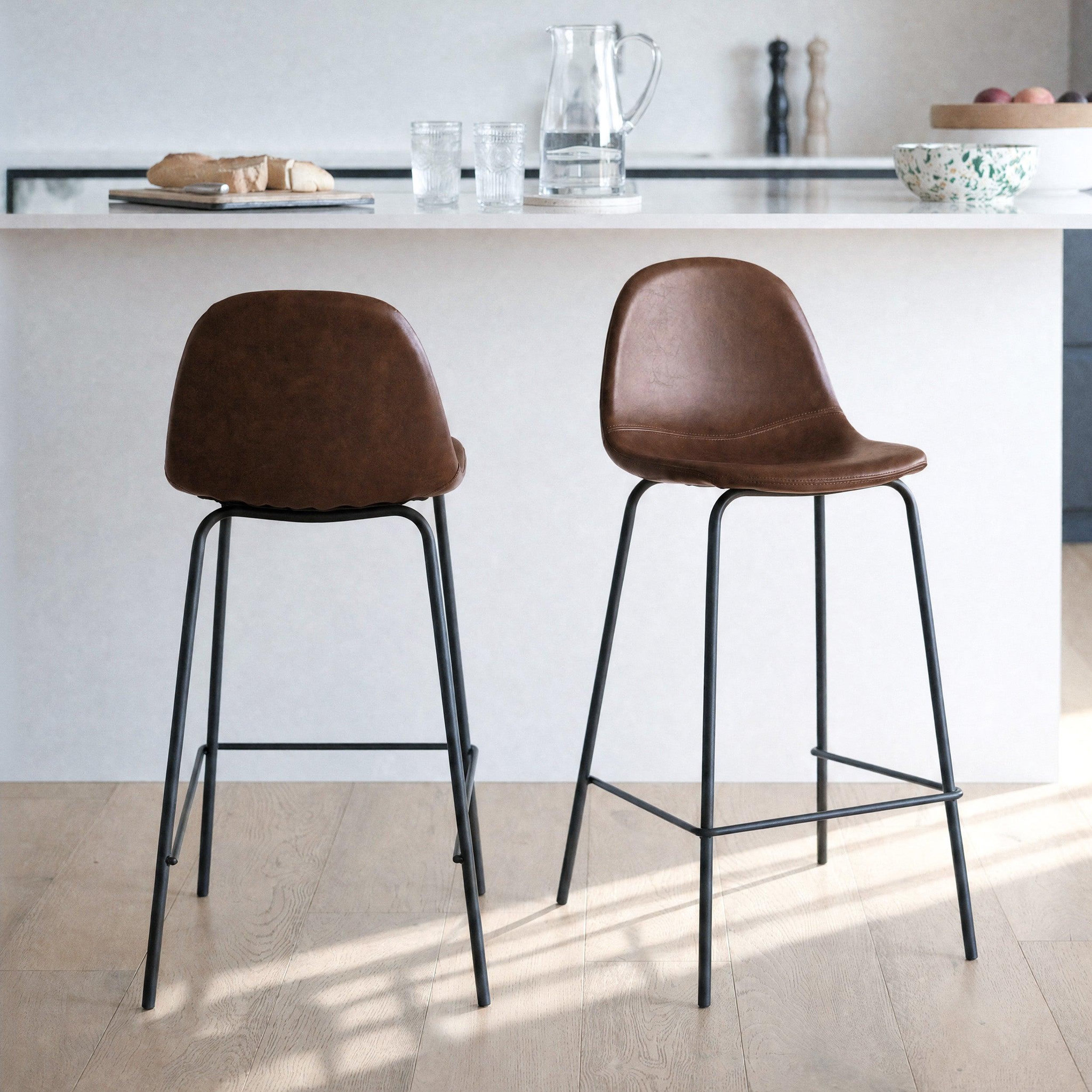 Voir la diapositive 2 : MAISON PAVANE Lot de 2 chaises pour îlot central 65 cm en cuir synthétique marron-Henrik