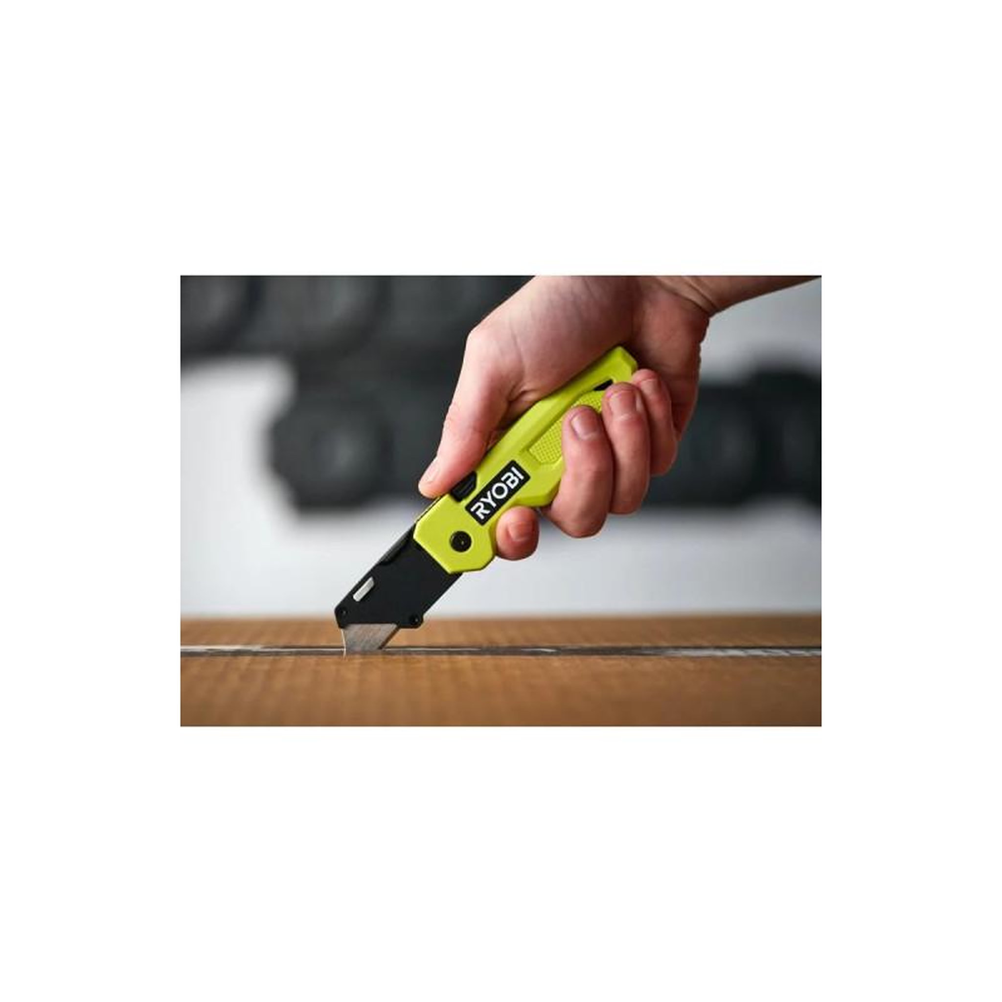Voir la diapositive 2 : Ryobi Cutter à lame rétractable en fibre de verre RYOBI
