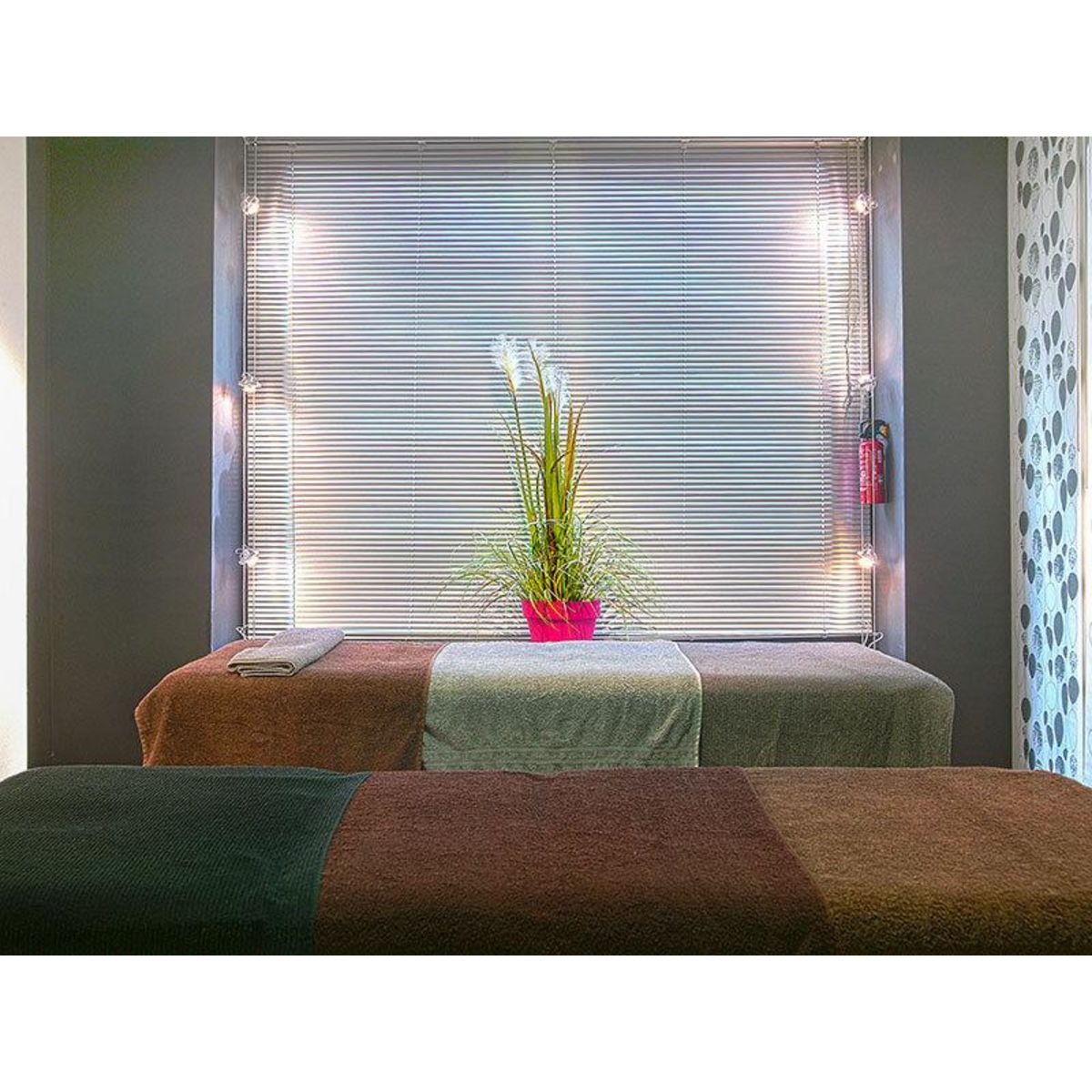 Smartbox Massage relaxant avec accès bain bouillonnant pour 2 personnes à Nîmes - Coffret Cadeau Bien-être