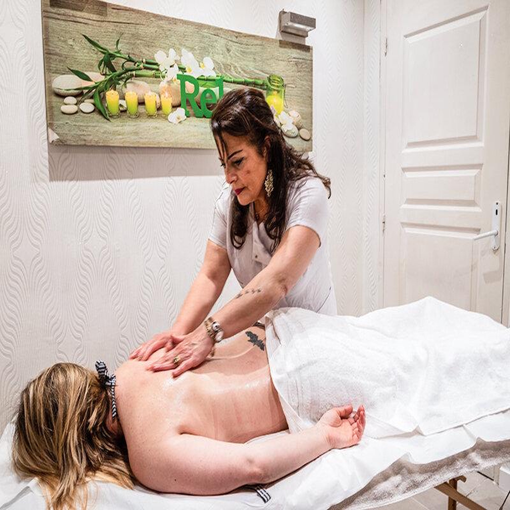 Voir la diapositive 2 : Smartbox Accès privé de 1h20 à l'espace bien-être, gommage de 40 min et massage de 30 min à amiens - coffret cadeau bien-être