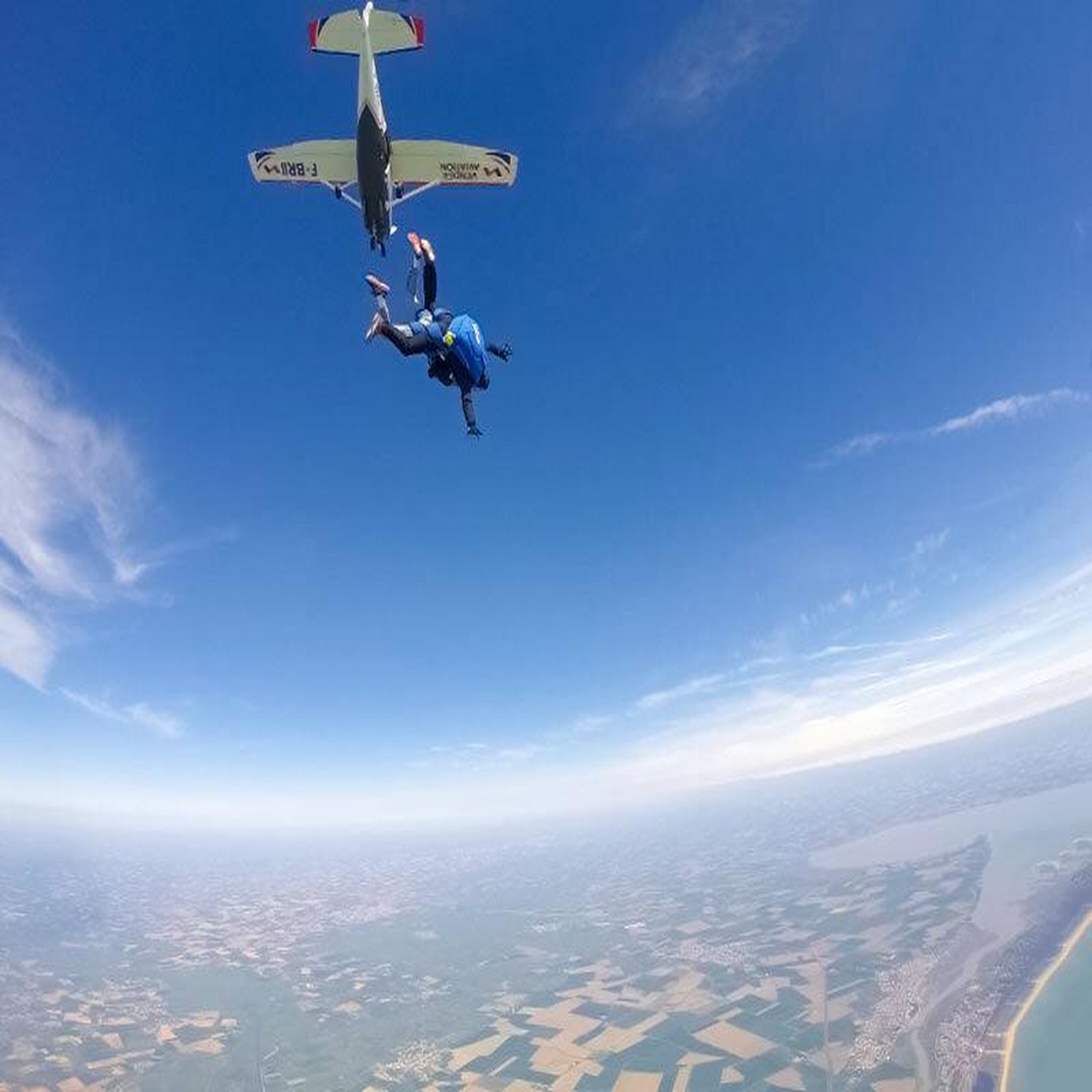 Voir la diapositive 3 : Smartbox Saut en parachute en tandem près de la rochelle - coffret cadeau sport & aventure