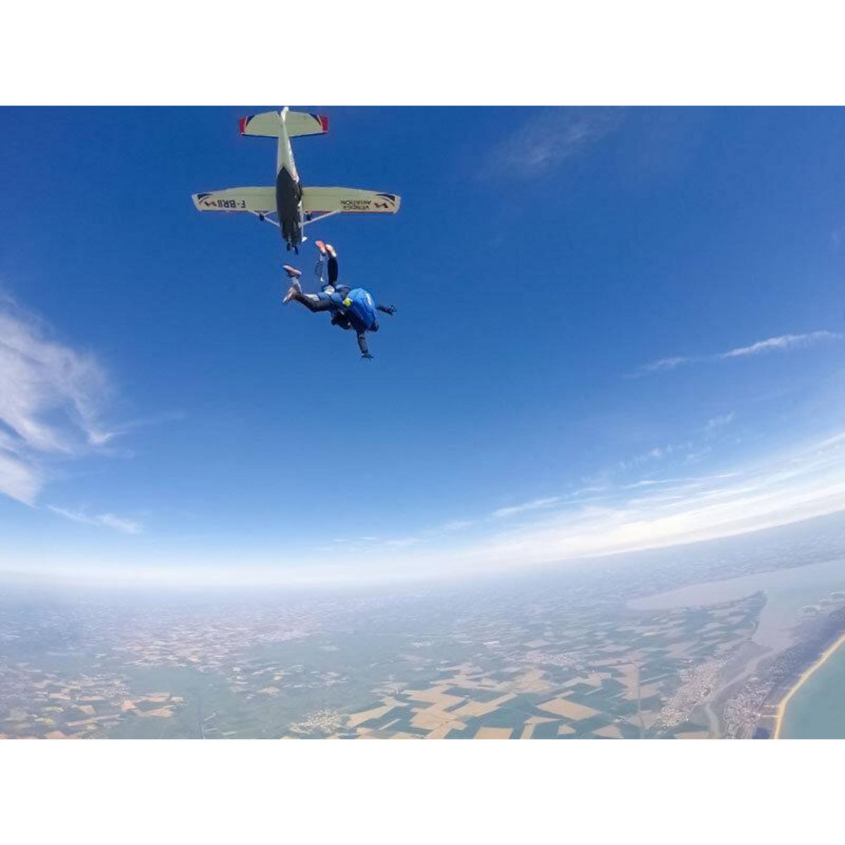 Smartbox Saut en parachute en tandem près de La Rochelle - Coffret Cadeau Sport & Aventure