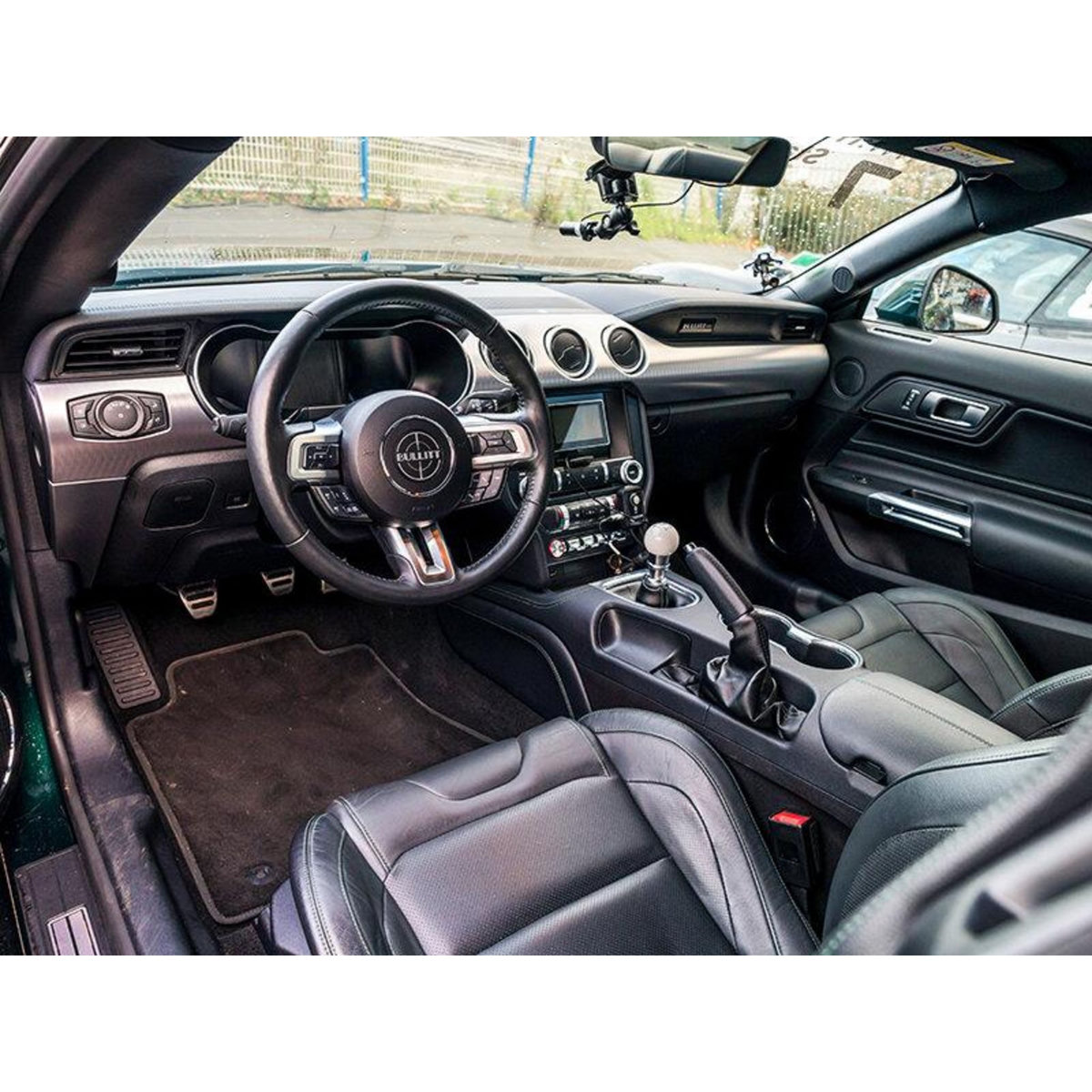 Smartbox Stage de pilotage : 2 tours sur le circuit de Fontenay en Ford Mustang Bullit - Coffret Cadeau Sport & Aventure