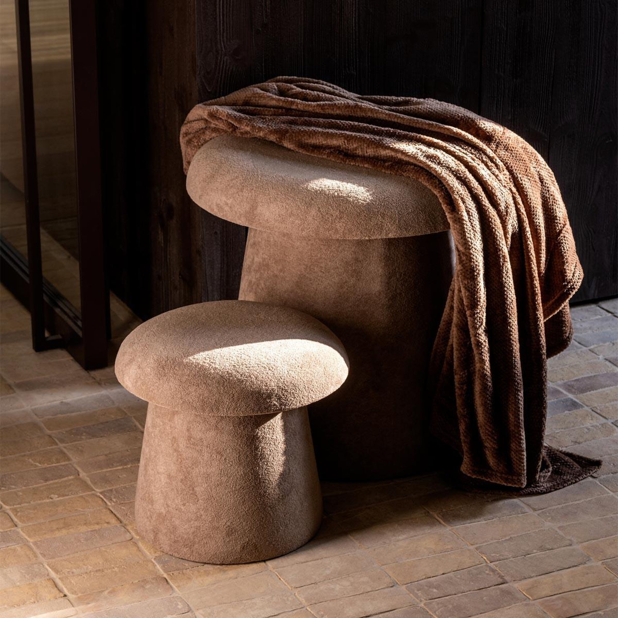 Voir la diapositive 5 : J-LINE Pouf coffre champignon  chi  40cm grège