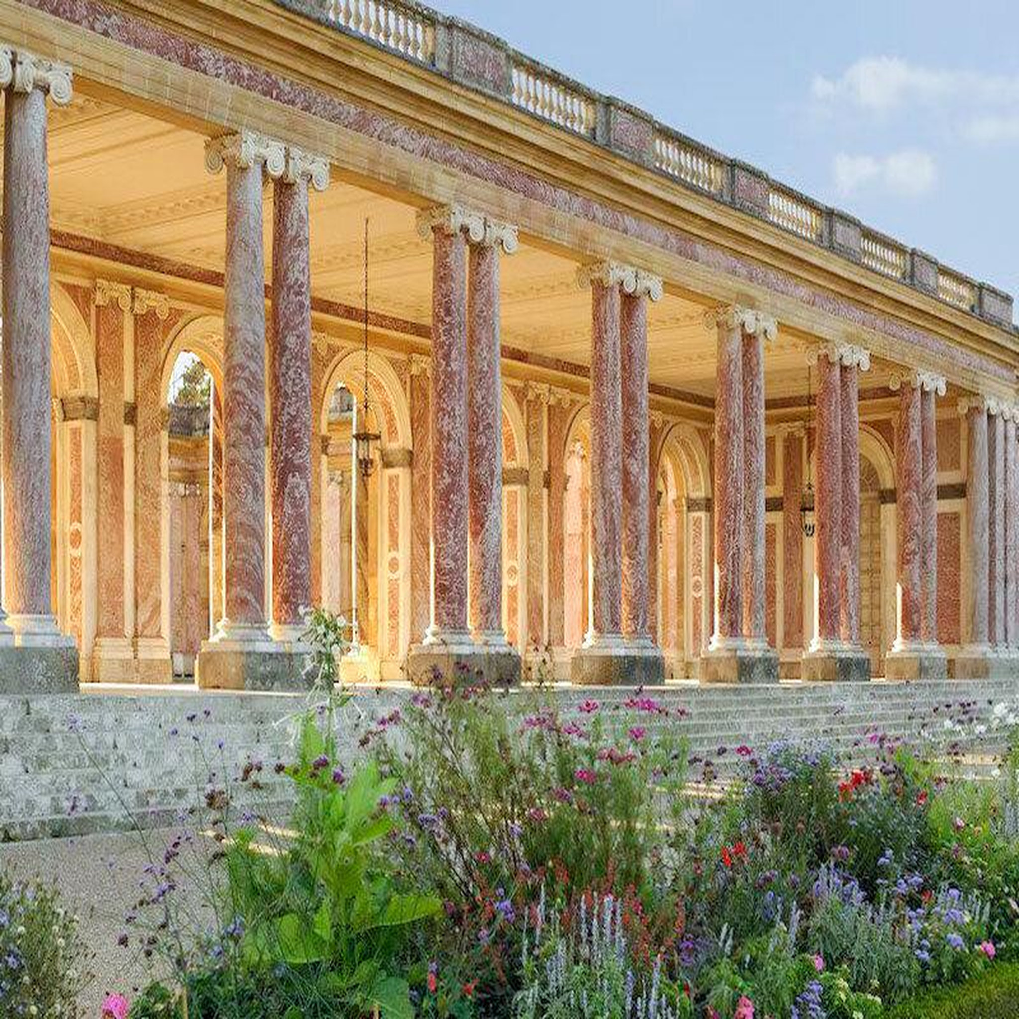 Voir la diapositive 2 : Smartbox Journée à versailles : visite des trianons et du hameau de la reine en famille - coffret cadeau sport & aventure