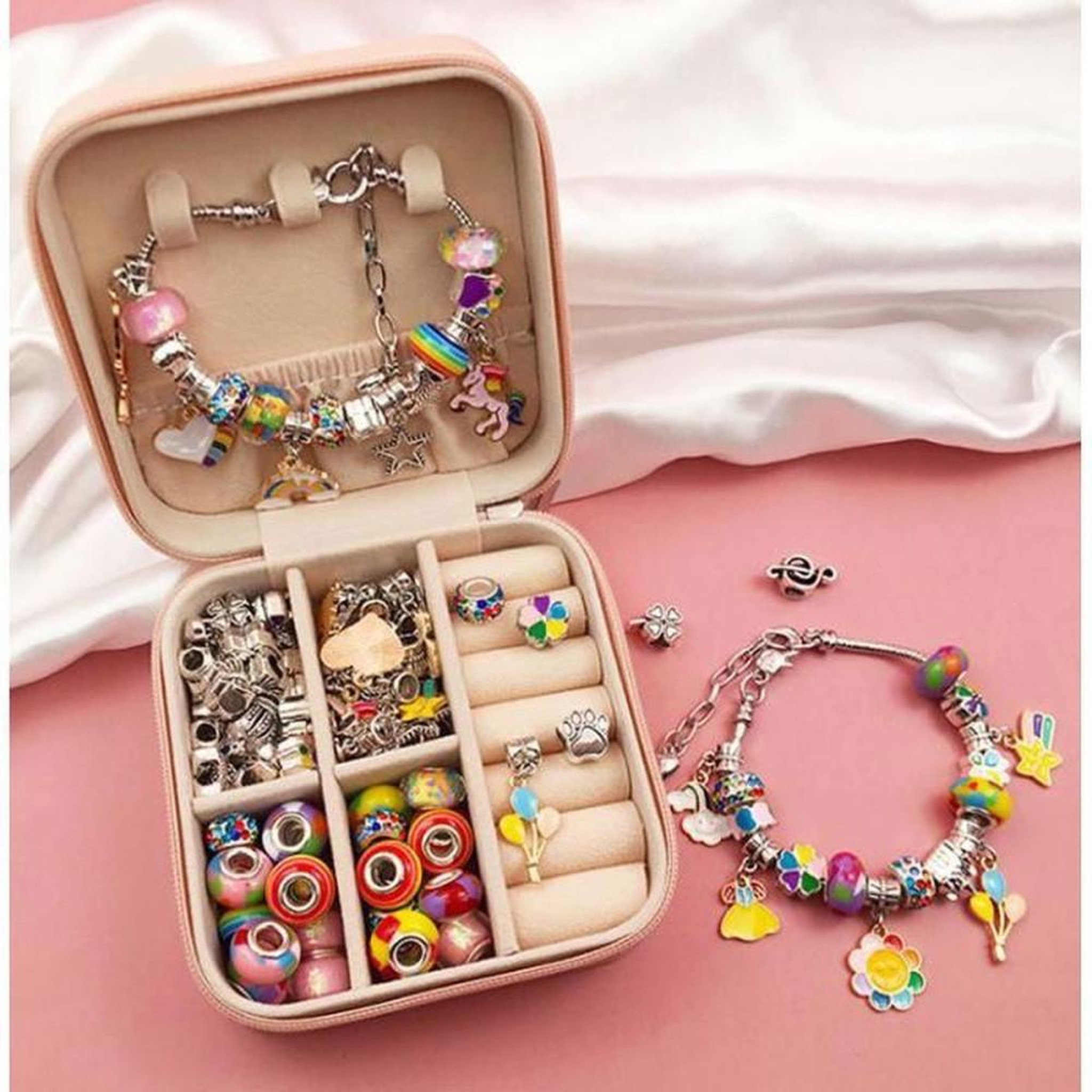 Voir la diapositive 2 : Kit de fabrication de bijoux pour enfants 66 pièces Bracelets et colliers à perles multicolores avec breloques et boîte à bijoux