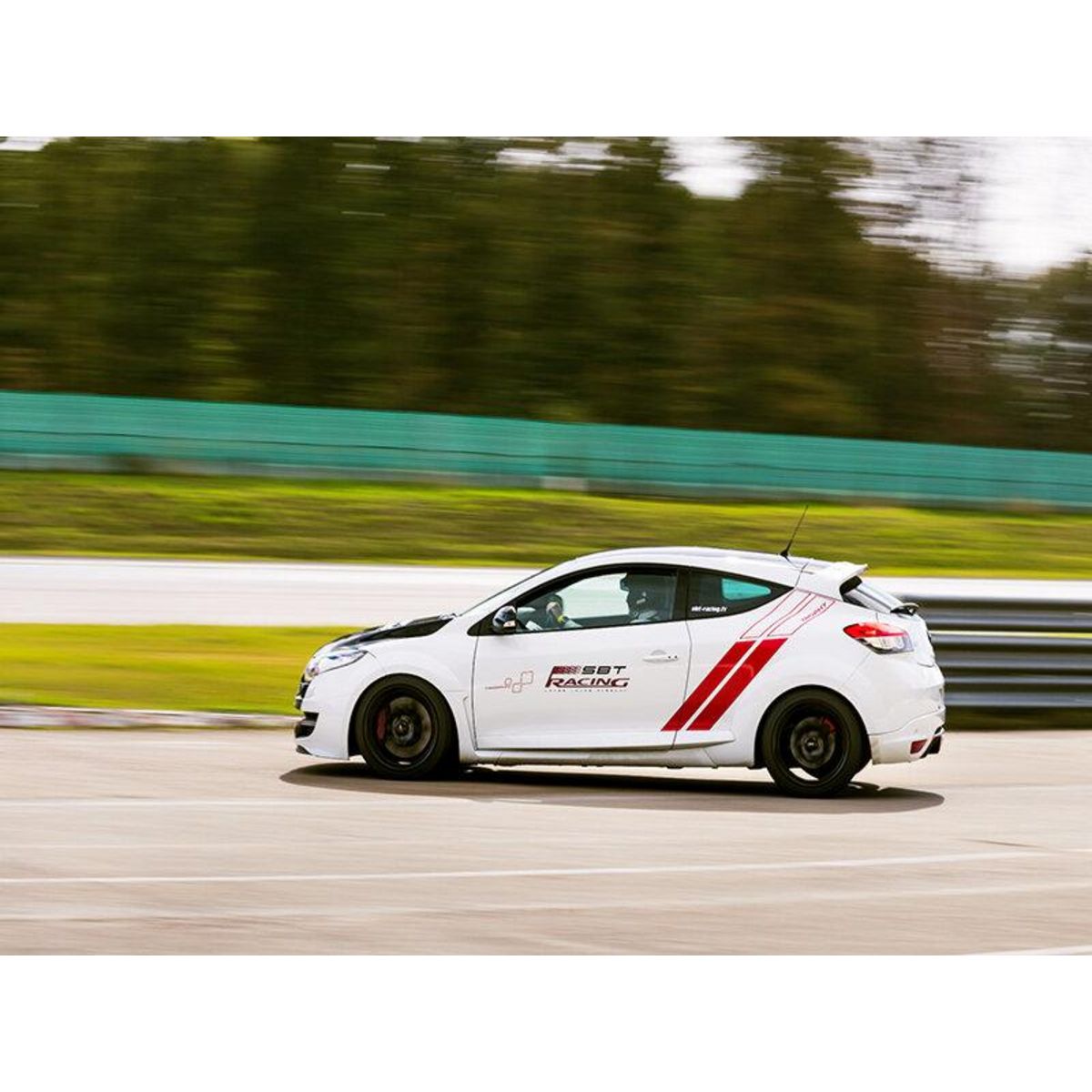 Smartbox Pilotage : 1 journée pour 2 en Mégane 3 RS Trophy sur un circuit : Dijon, Magny-Cours ou Le Mans - Coffret Cadeau Sport & Aventure