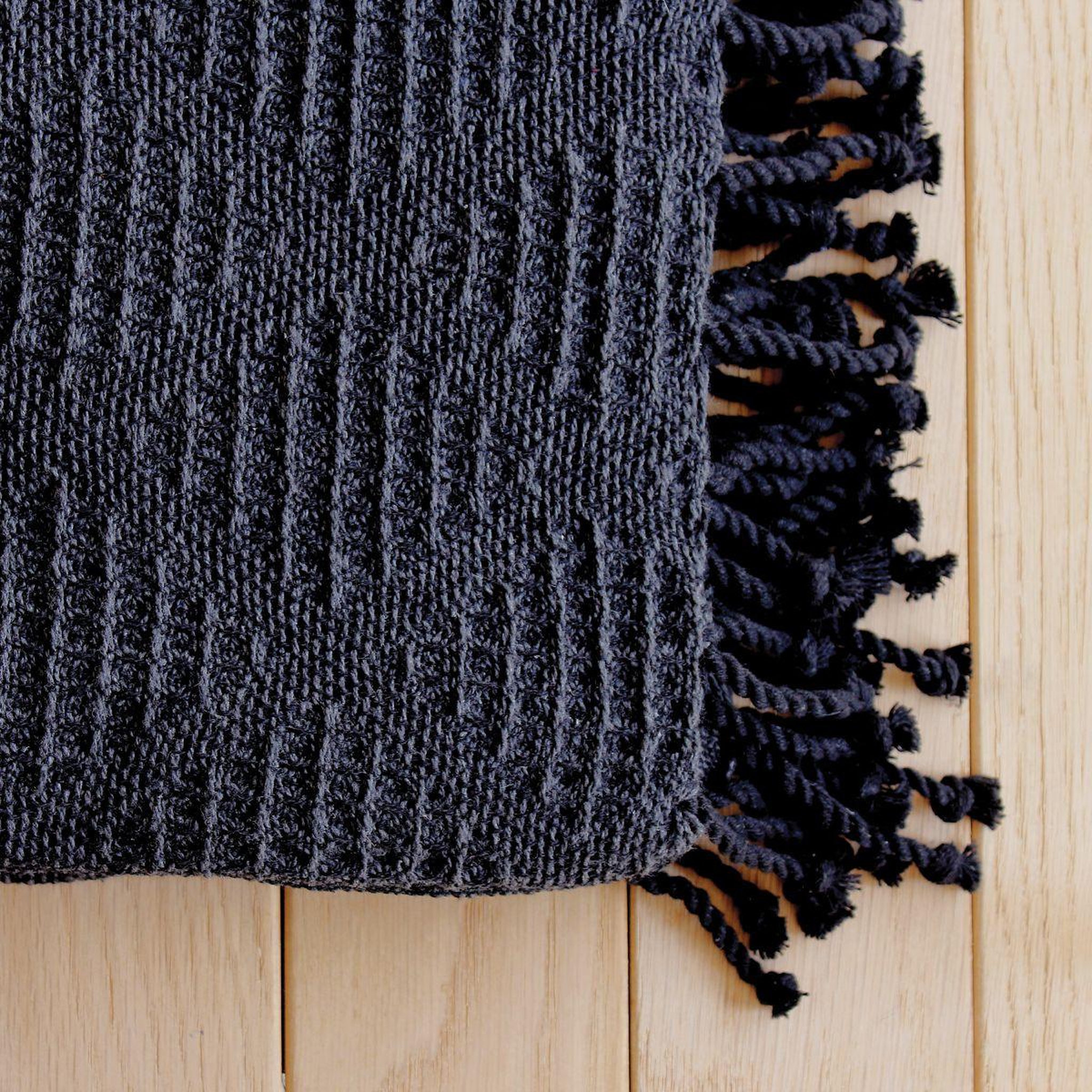 Voir la diapositive 2 : ENJOY HOME Plaid à franges en coton  dune  130x160cm gris foncé