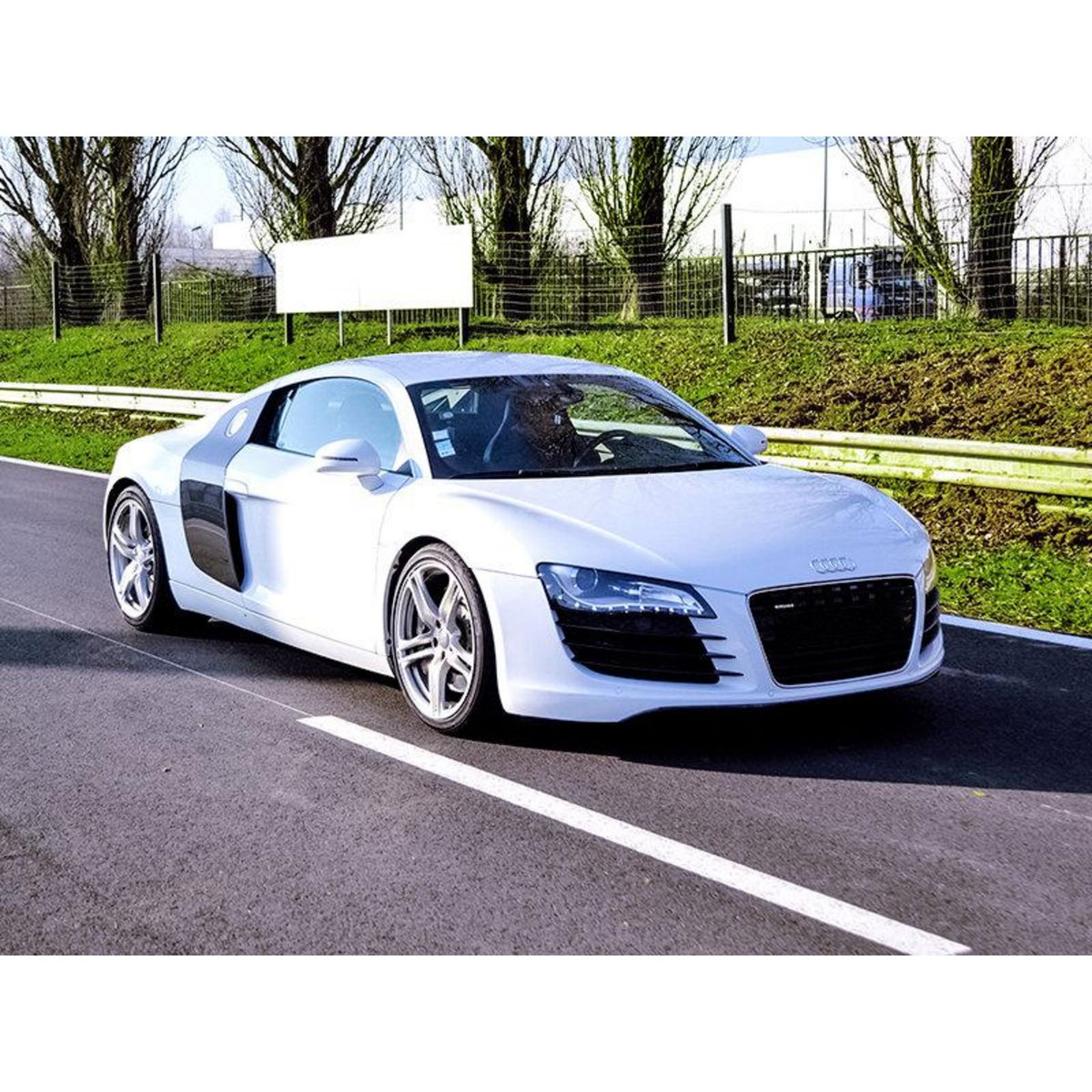 Smartbox Stage de pilotage : 3 tours sur le circuit de Lohéac en Audi R8 V10 - Coffret Cadeau Sport & Aventure