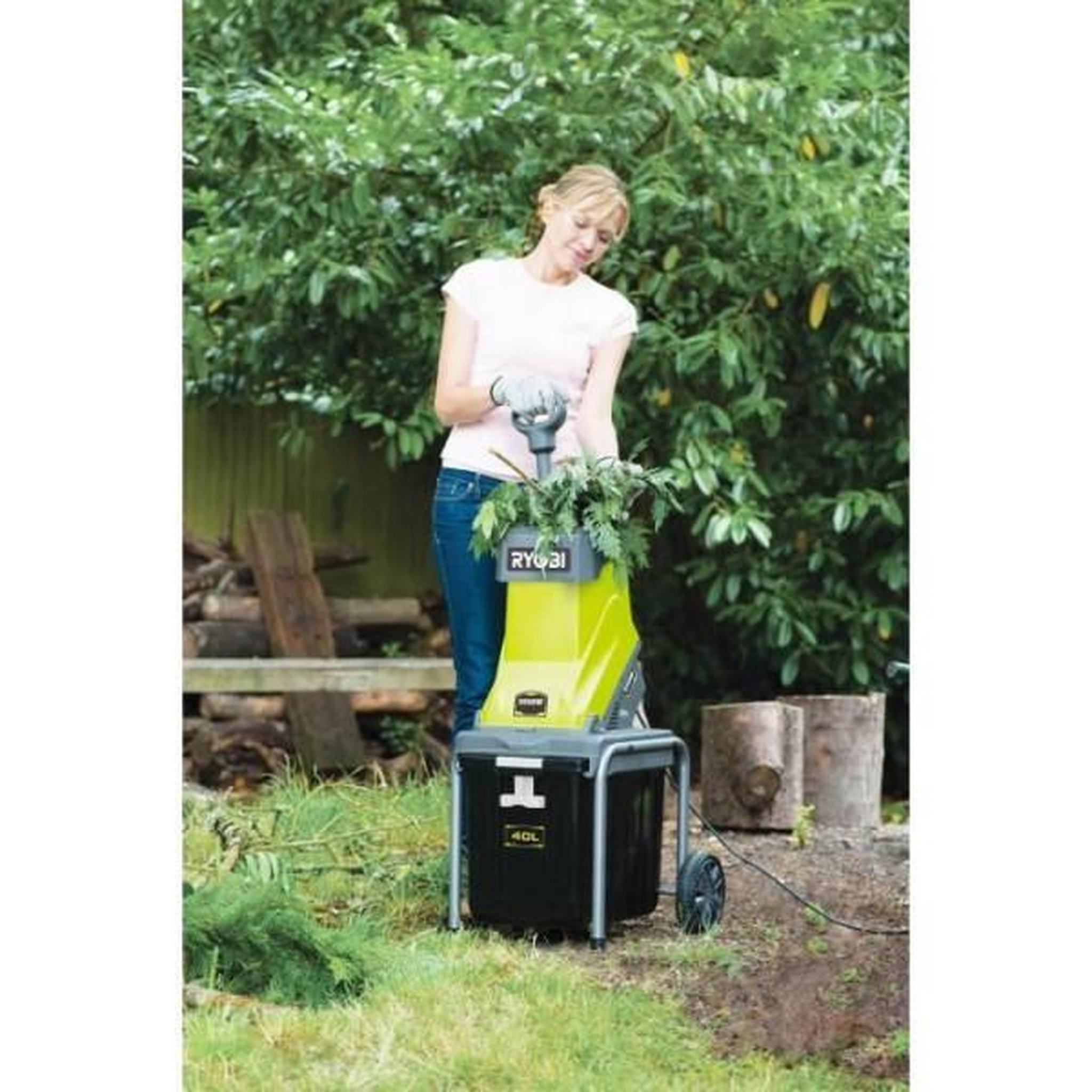 Voir la diapositive 3 : Ryobi RYOBI - Broyeur de végétaux 2500 W - plateau porte-couteaux - capacité broyage 45 mm - ratio de broyage 10:1 - bac 40 L - RSH
