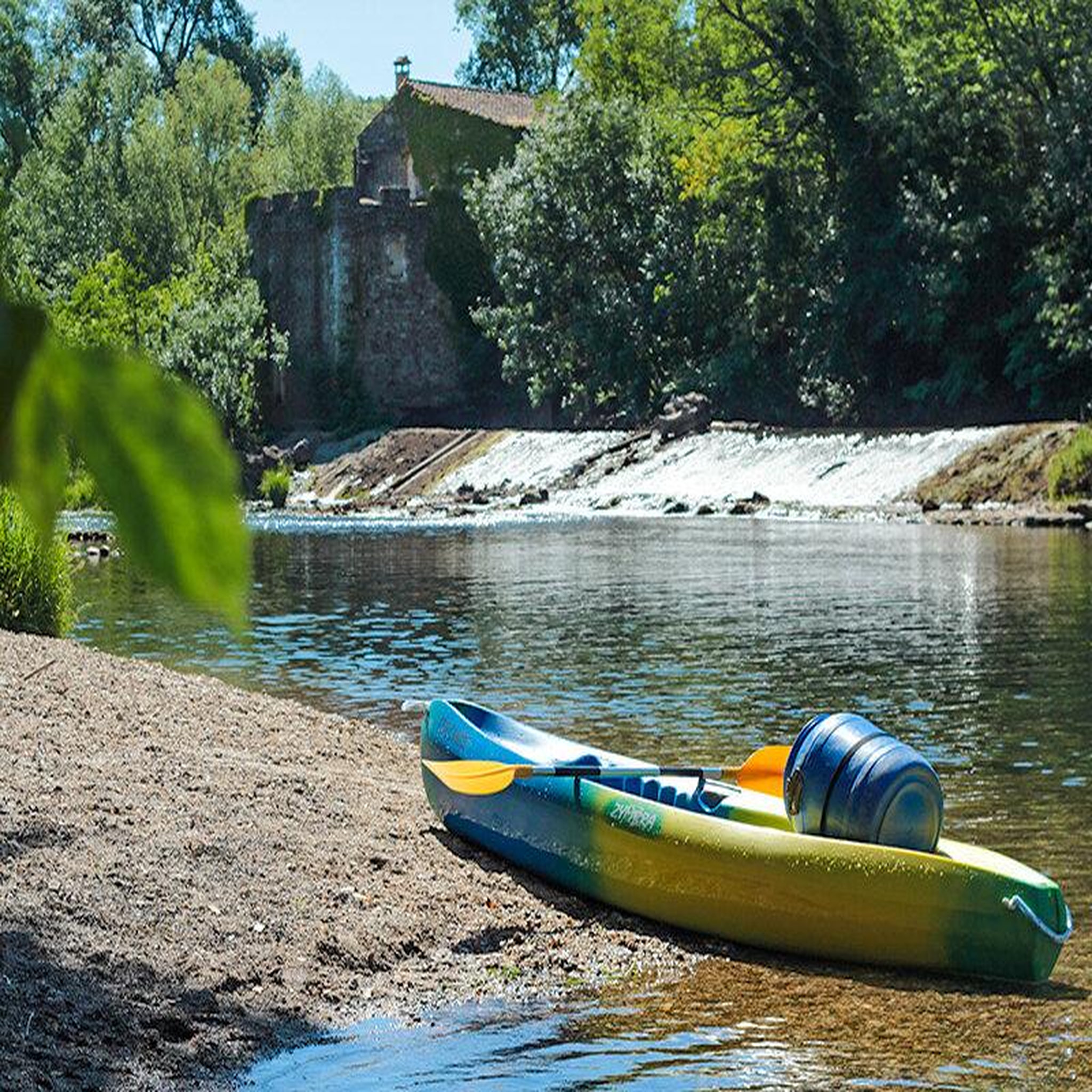 Voir la diapositive 2 : Smartbox Balade nautique près d'alès : descente en kayak ou stand-up paddle - coffret cadeau sport & aventure