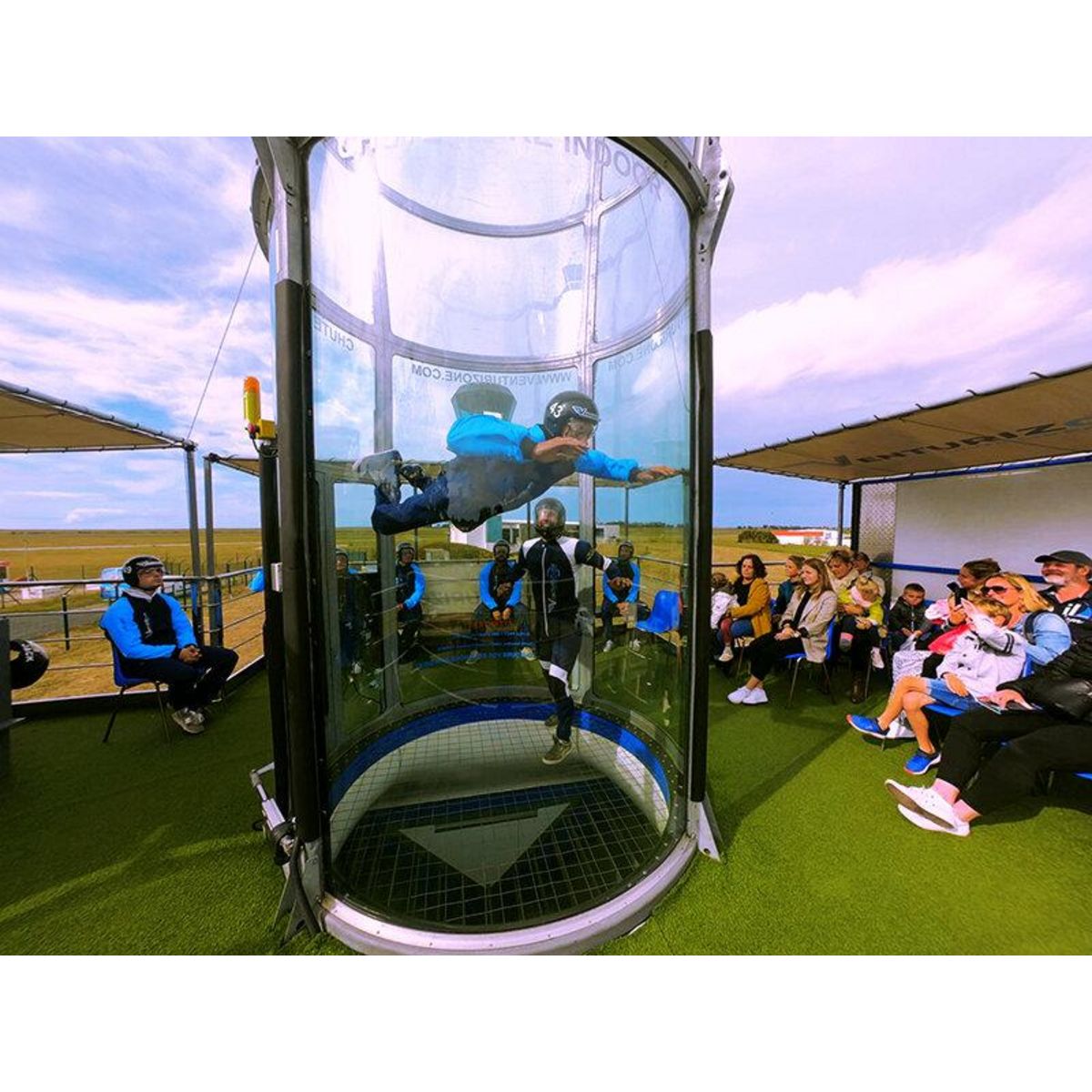 Smartbox Simulateur de chute libre : deux sessions de vol avec vidéo pour 1 adulte et 1 enfant - Coffret Cadeau Sport & Aventure