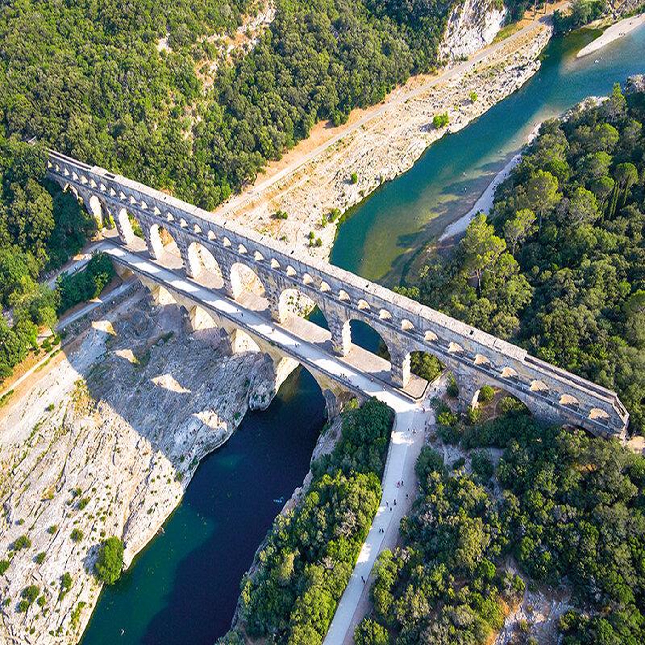Voir la diapositive 2 : Smartbox Baptême de l'air fantastique en ULM sur le circuit du pont du Gard - Coffret Cadeau Sport & Aventure