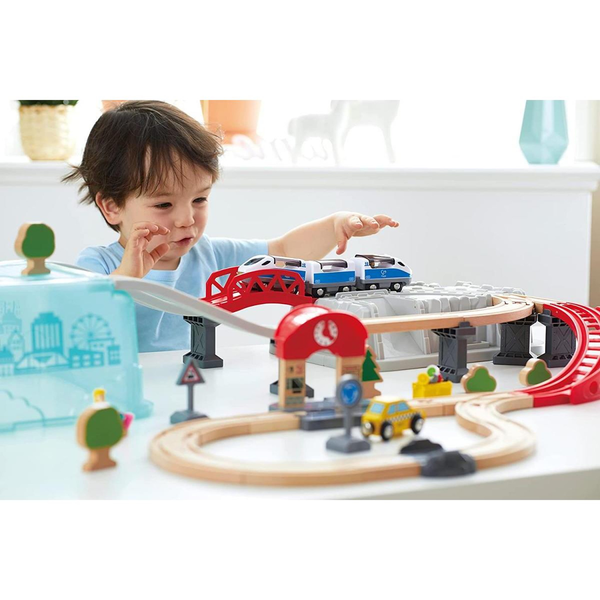 Voir la diapositive 2 : Hape Coffret de train city deux en un