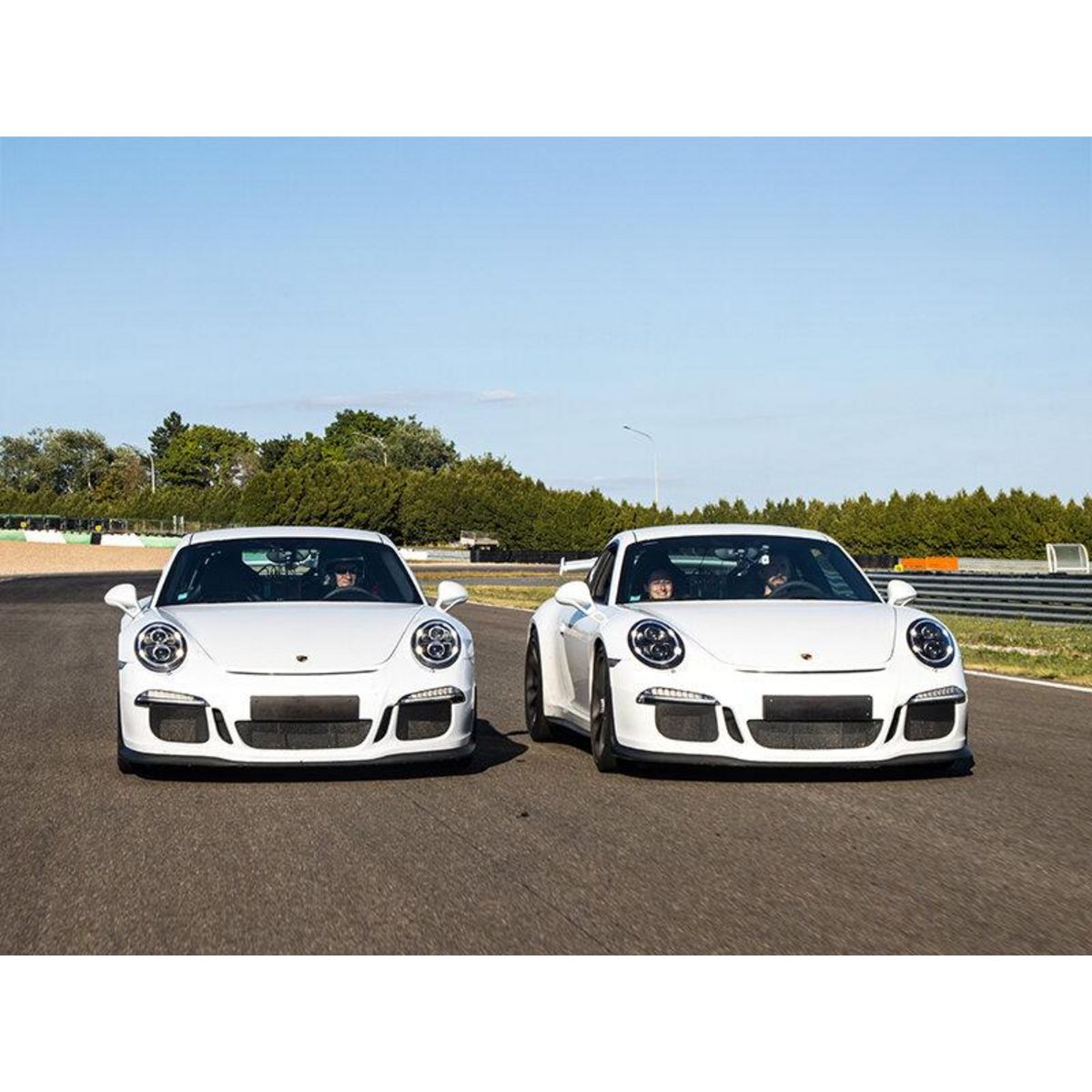 Smartbox Stage de pilotage : 3 à 5 tours au volant d'une voiture de course sur le circuit de Saint-Laurent - Coffret Cadeau Sport & Aventure