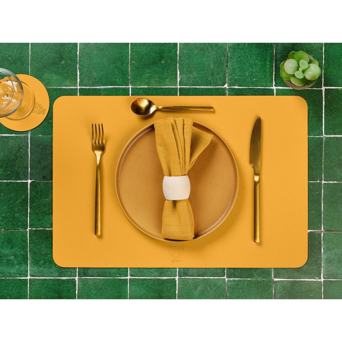 BJORN Set de table rectangulaire réversible - 6 pièces - Cuir recyclé jaune moutarde et vert sapin