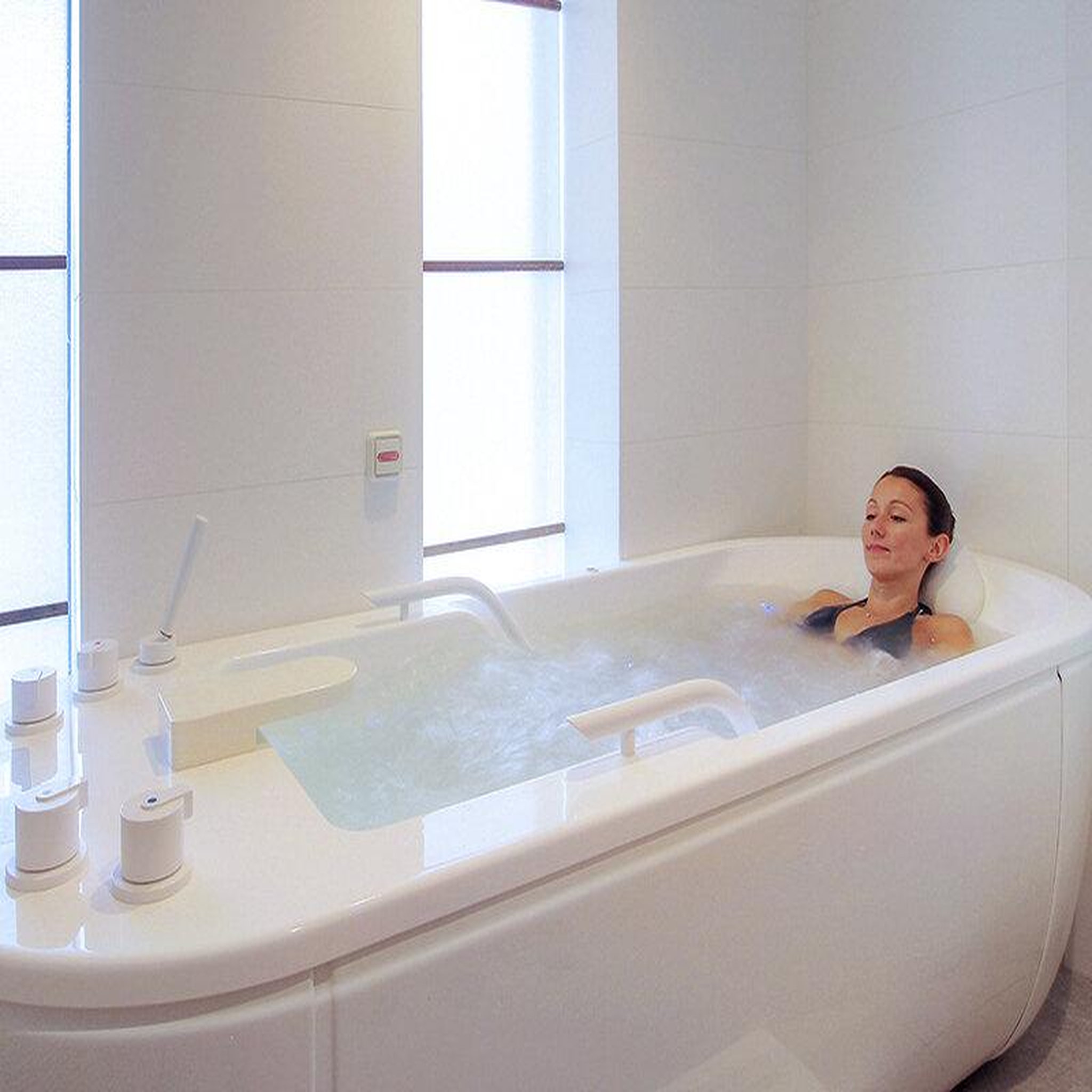 Voir la diapositive 3 : Smartbox Moment détente : bain hydromassant et soin à l'argile avec accès au bassin à la baule - coffret cadeau bien-être