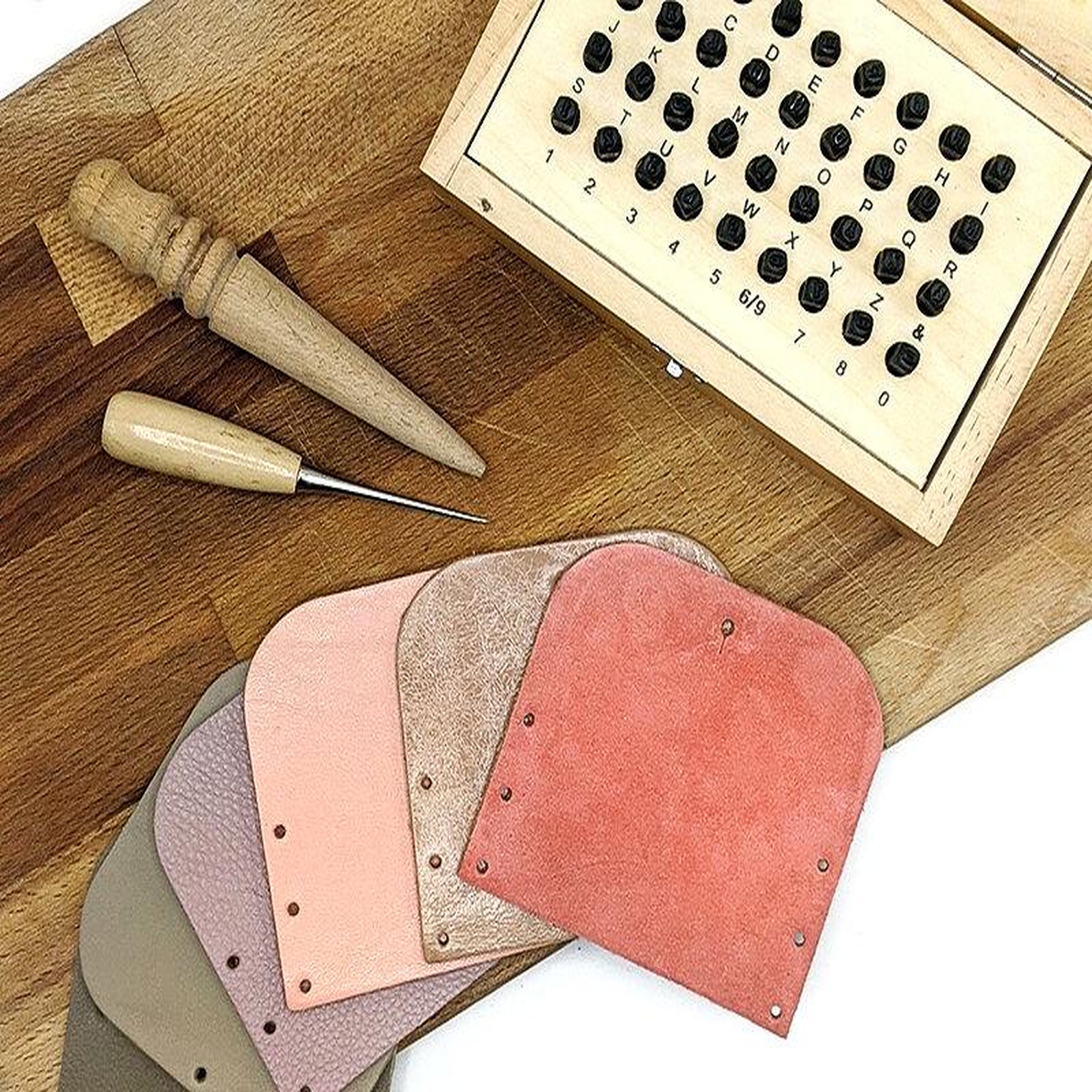 Voir la diapositive 4 : Smartbox Atelier de maroquinerie : création de 2 accessoires en cuir pour 1 personne - coffret cadeau multi-thèmes