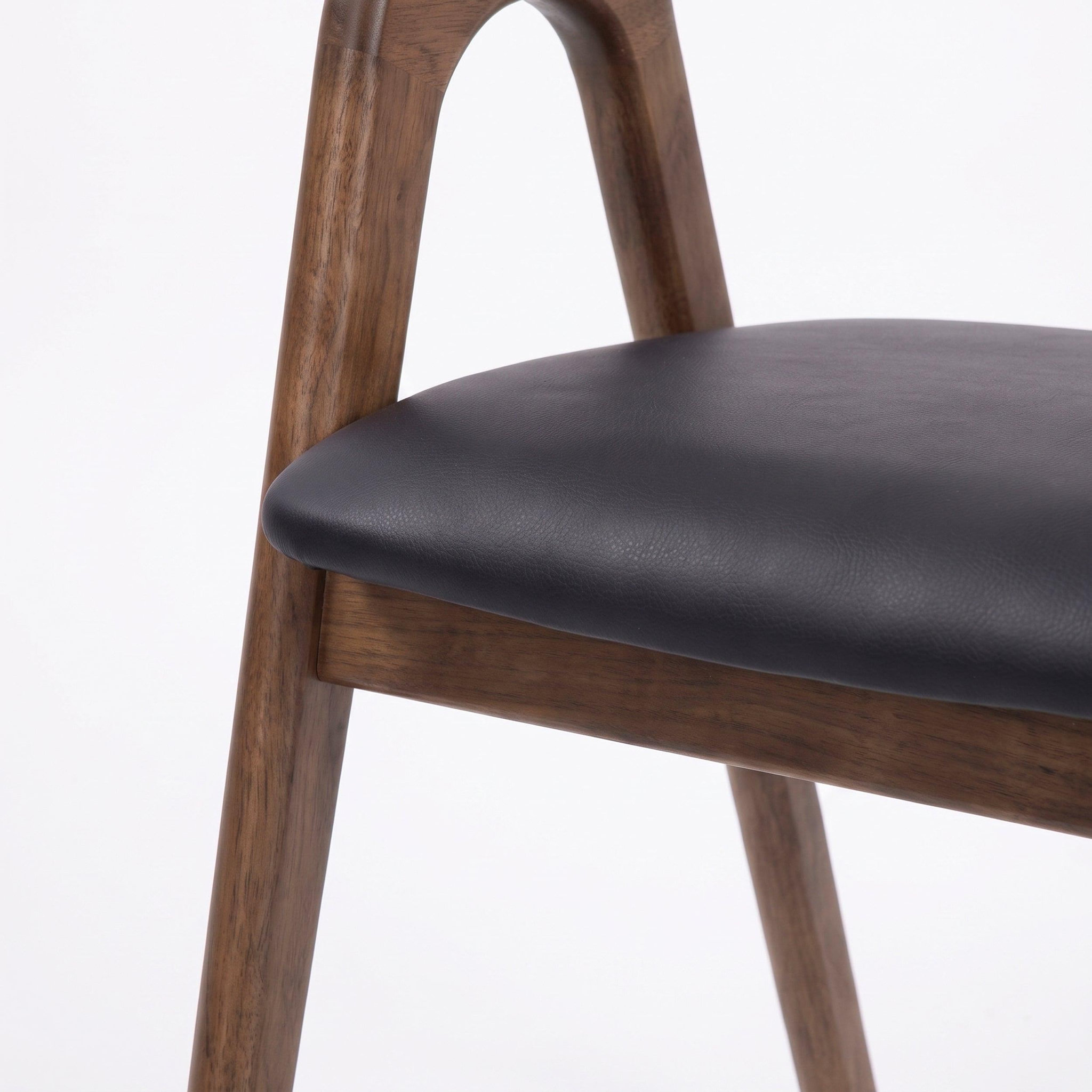 Voir la diapositive 5 : MAISON PAVANE Chaise en bois d'hévéa marron et cuir synthétique noir-hawa