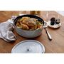 Voir la diapositive 2 : Staub Cocotte 33 cm Truffe blanche fonte
