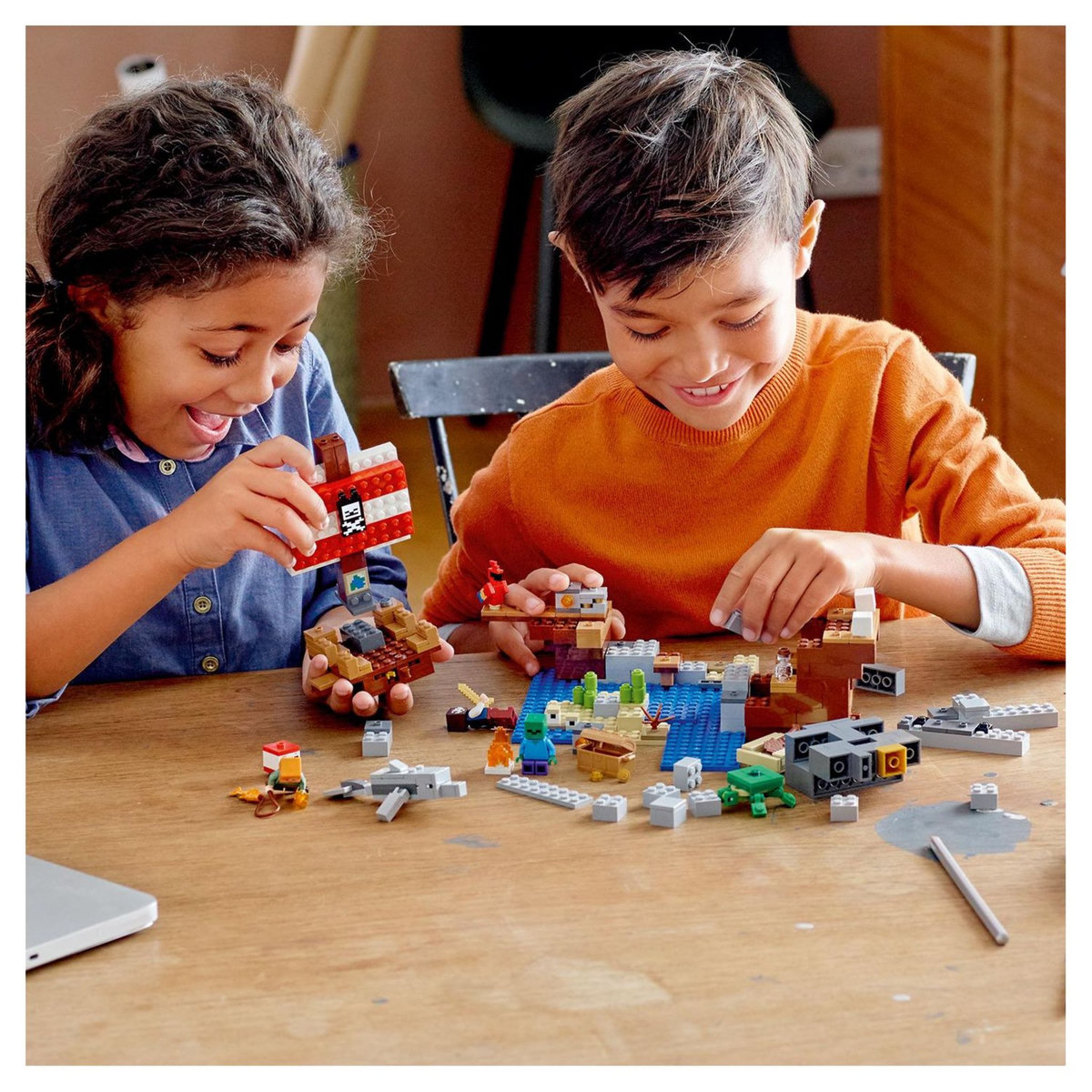 LEGO Minecraft 21152 - L'aventure du bateau pirate