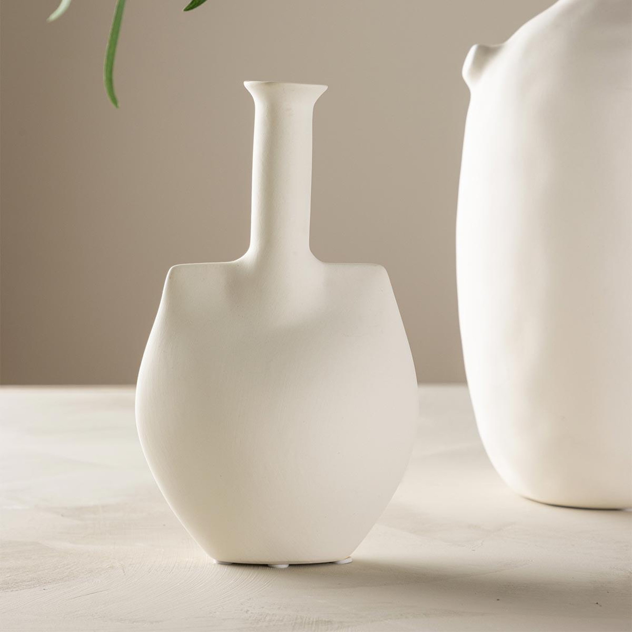 Voir la diapositive 4 : Paris Prix Vase design en céramique  madison  22cm blanc cassé