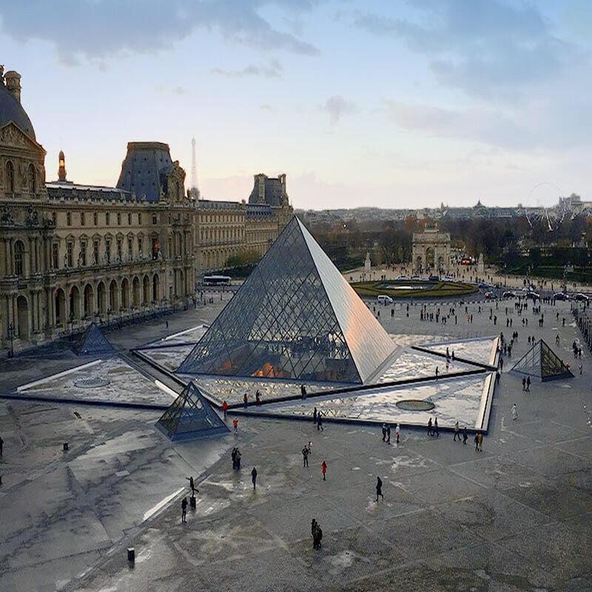 Voir la diapositive 4 : Smartbox Visite thématique du Louvre suivie d'une dégustation de vins pour 2 - Coffret Cadeau Multi-thèmes
