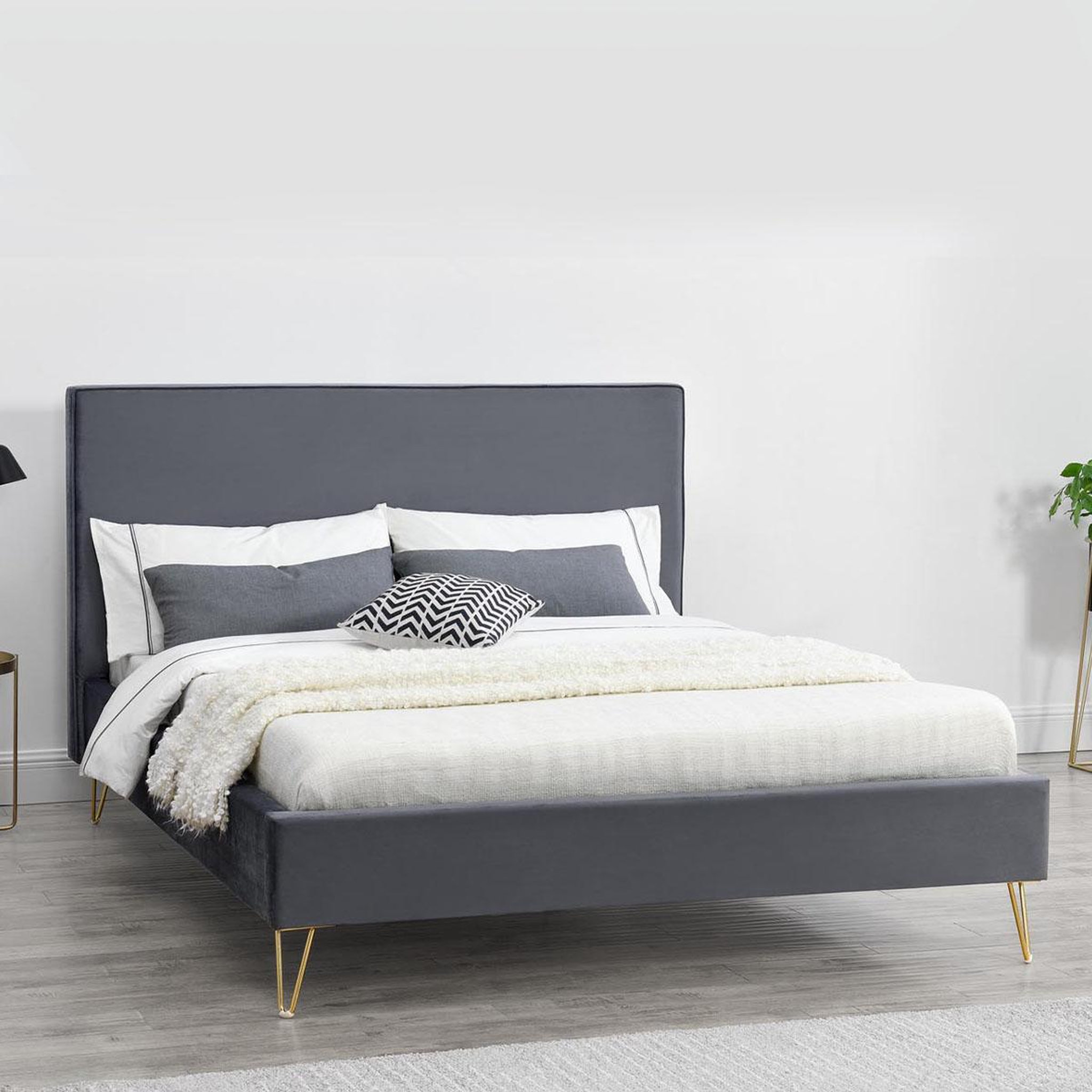 Voir la diapositive 2 : CONCEPT USINE Lit 140 x 190 cm en velours et laiton gris riverside