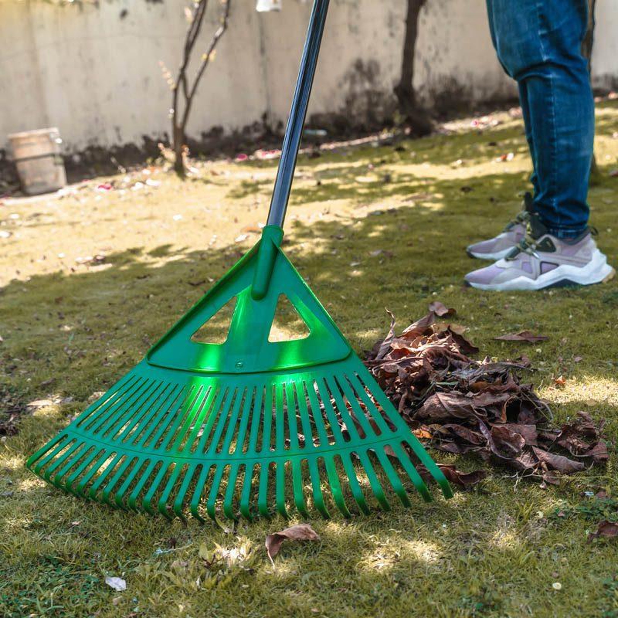 Voir la diapositive 4 : SUAN Balai à feuilles de jardin - Suan - Grande taille avec 27 dents