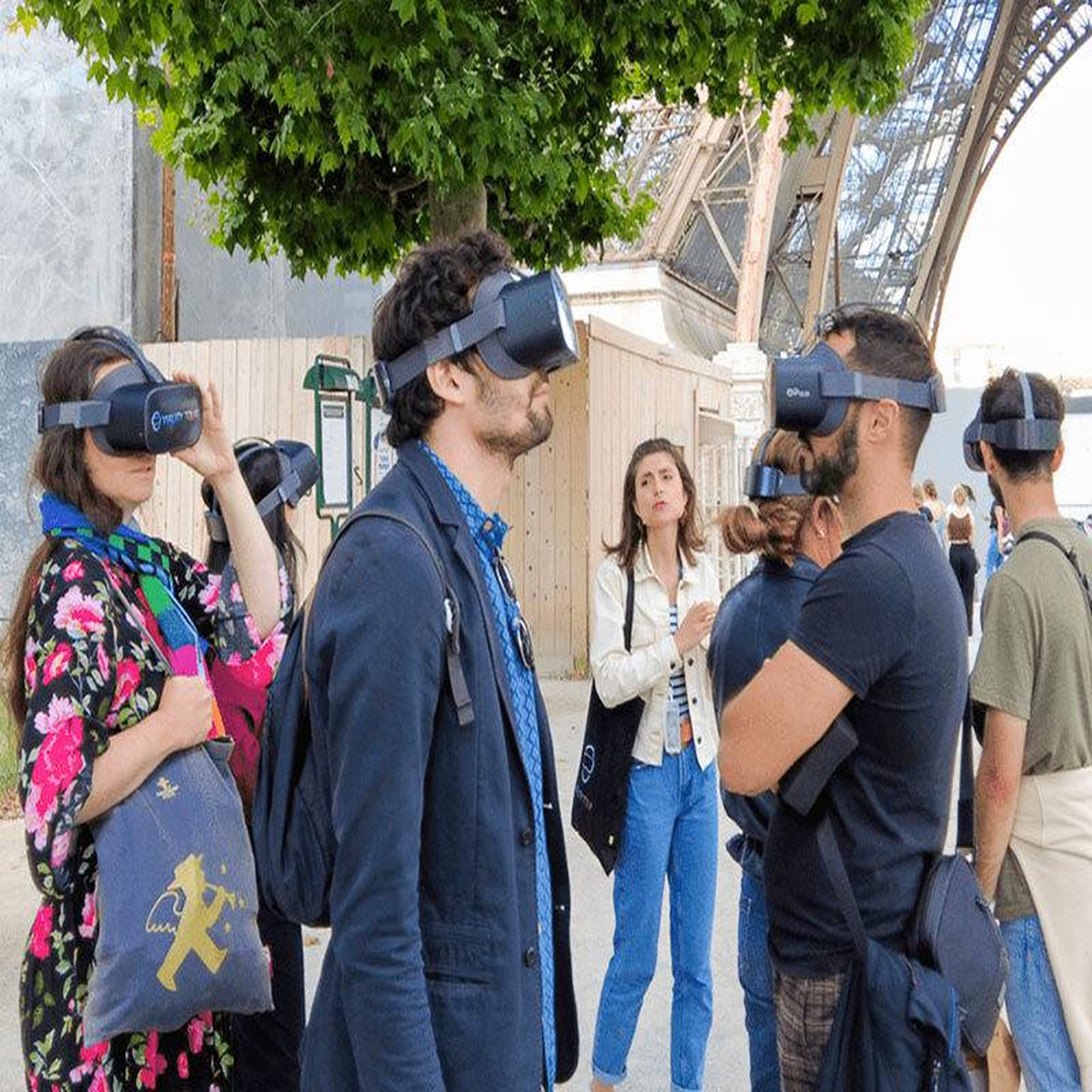 Voir la diapositive 3 : Smartbox Visite passionnante de la tour eiffel en réalité virtuelle pour 2 personnes - coffret cadeau sport & aventure
