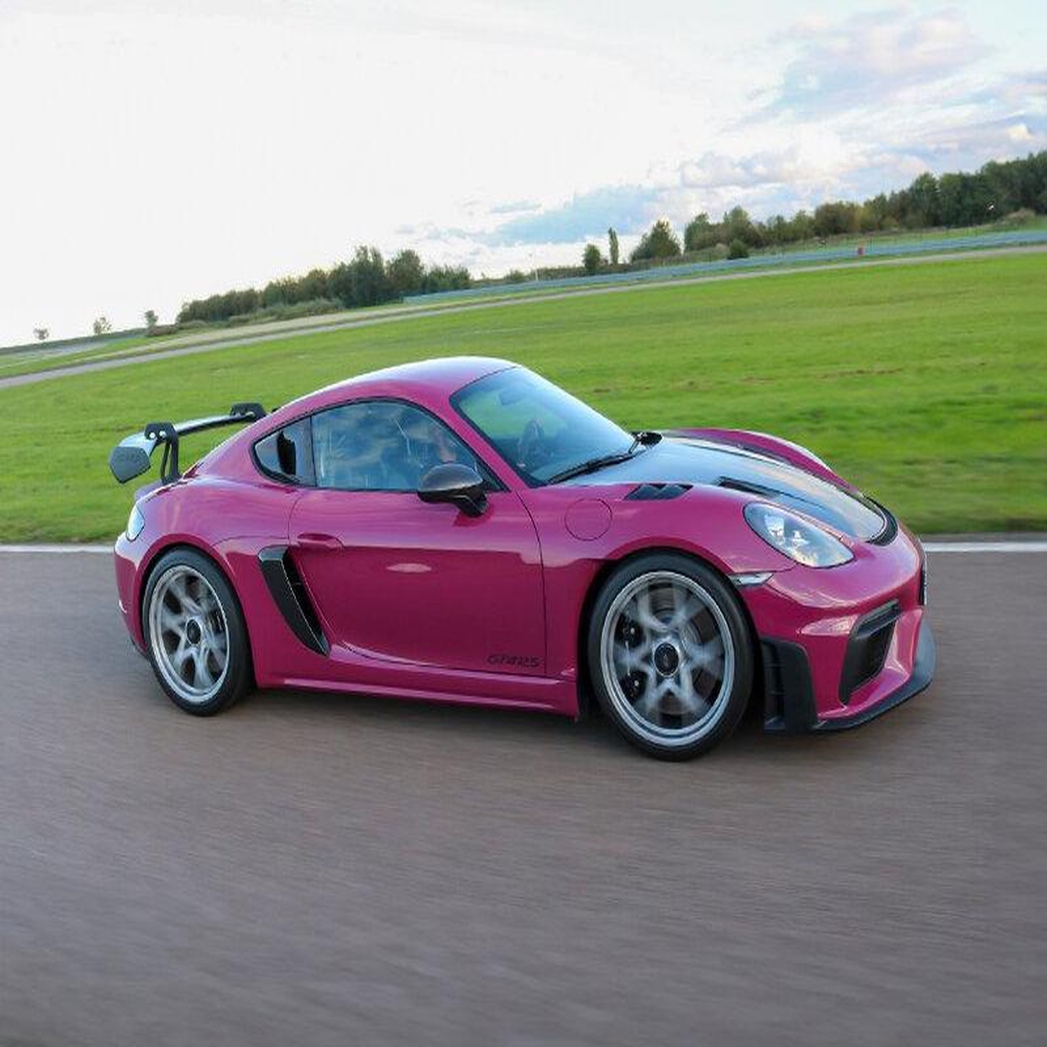 Voir la diapositive 2 : Smartbox Stage de pilotage : 2 tours sur le circuit de haute saintonge en porsche cayman 718 gt4 rs - coffret cadeau sport & aventure