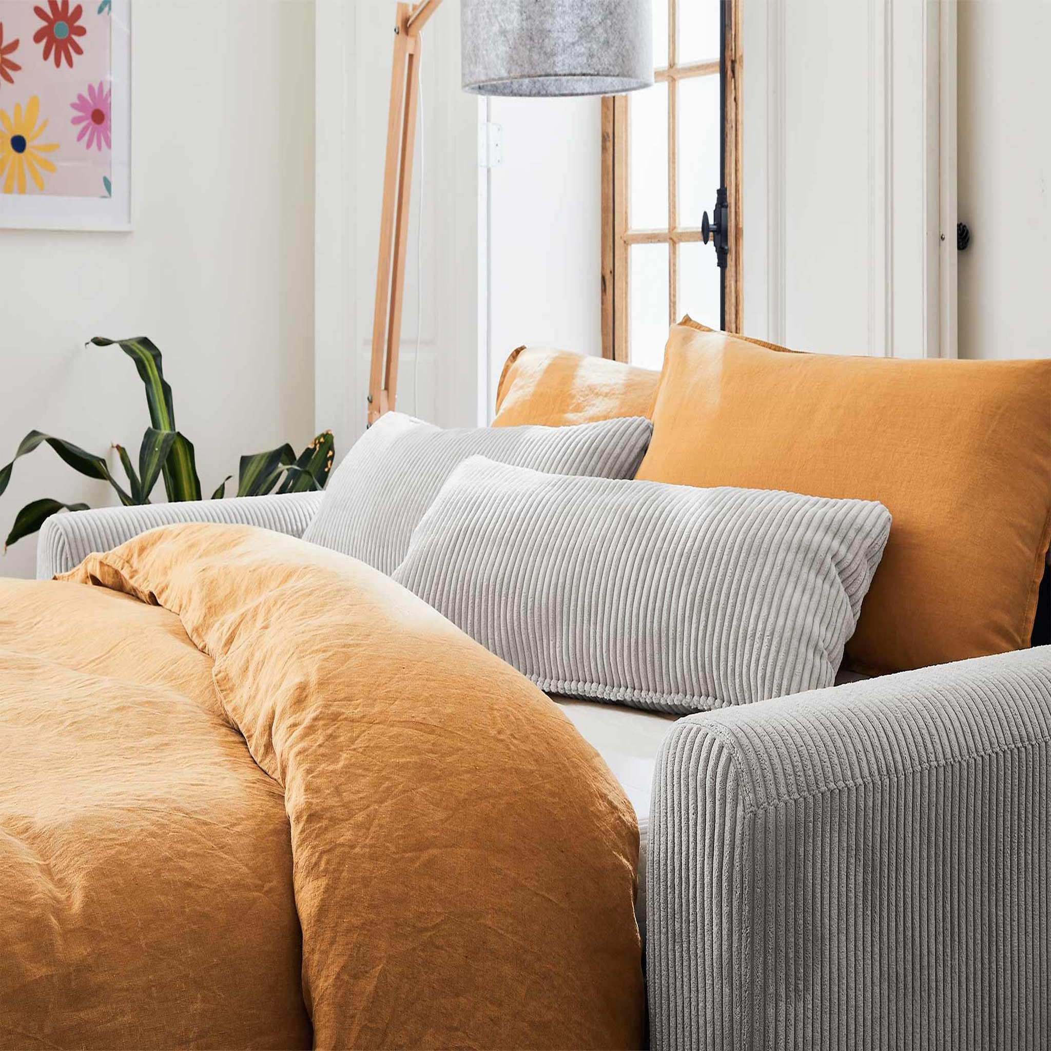 Voir la diapositive 5 : LISA DESIGN Owen - canapé 3 places convertible express couchage quotidien 140 cm matelas 12 cm en velours côtelé