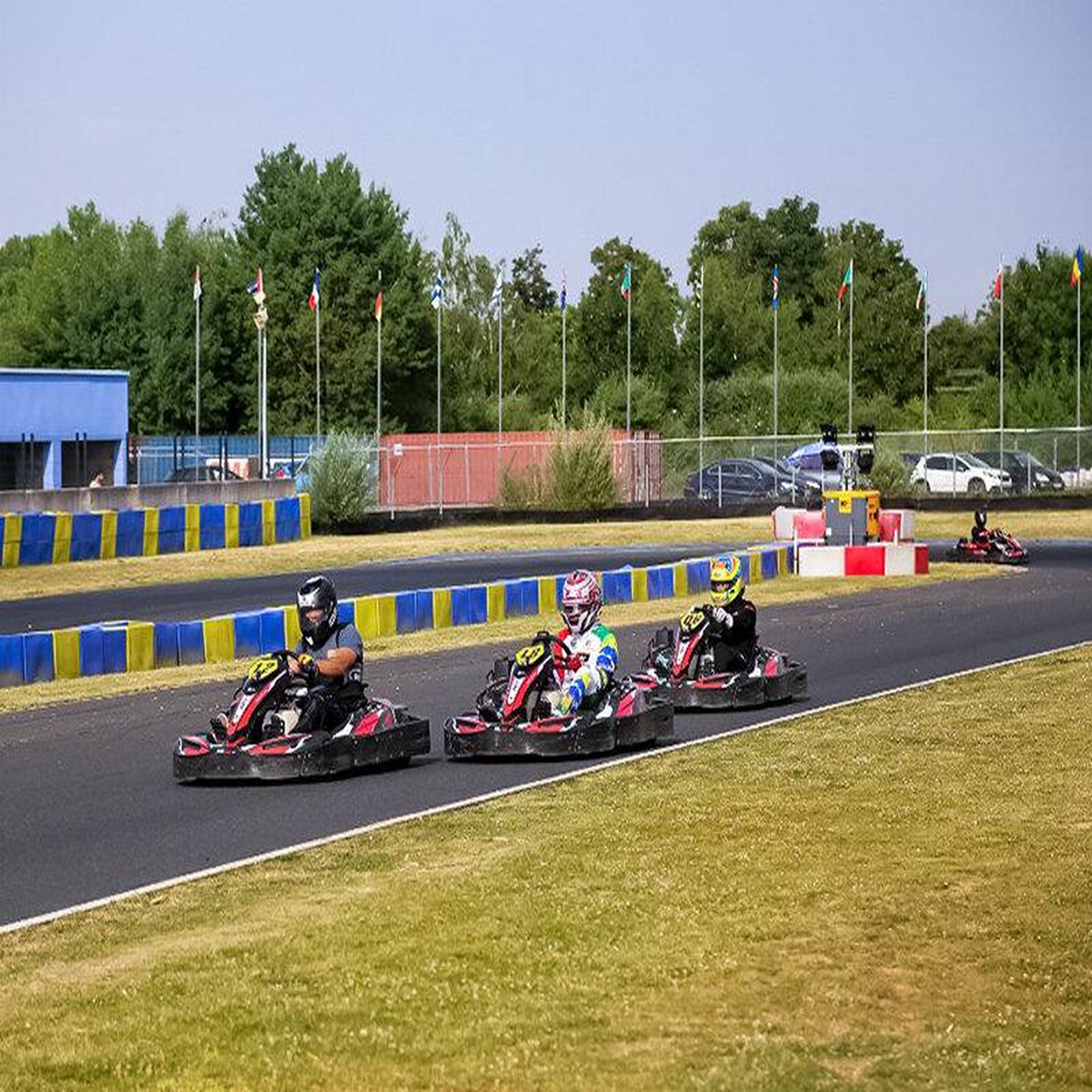 Voir la diapositive 3 : Smartbox 2 sessions de kart pour 2 personnes près de paris - coffret cadeau sport & aventure