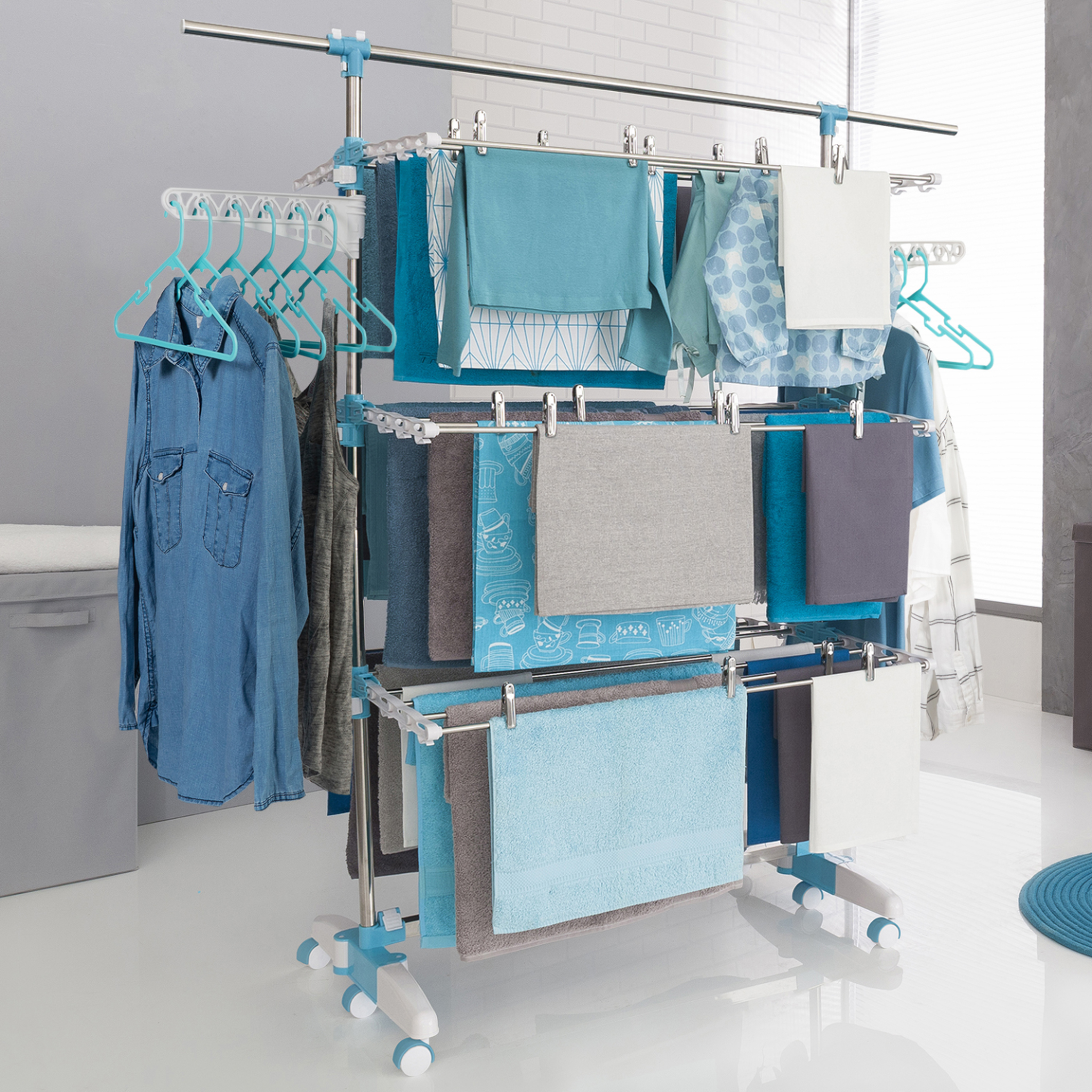 Voir la diapositive 2 : ID MARKET Séchoir à linge vertical pliable 3 niveaux OPTIMUM capacité 30M avec tringle télescopique cintres et pinces blanc et bleu
