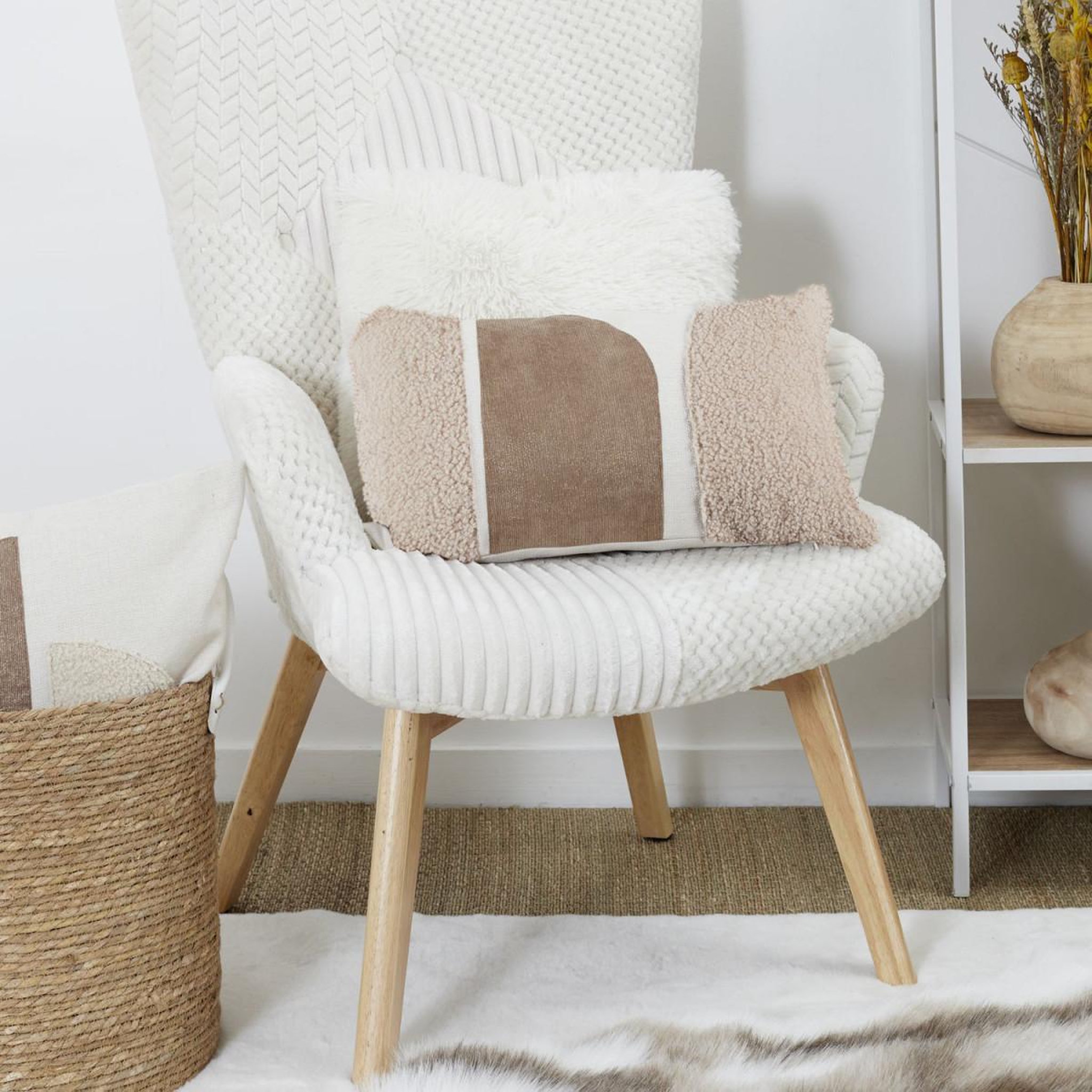 Voir la diapositive 4 : The Home Deco Factory Coussin Déco Bouclette  Natural  30x50cm Beige