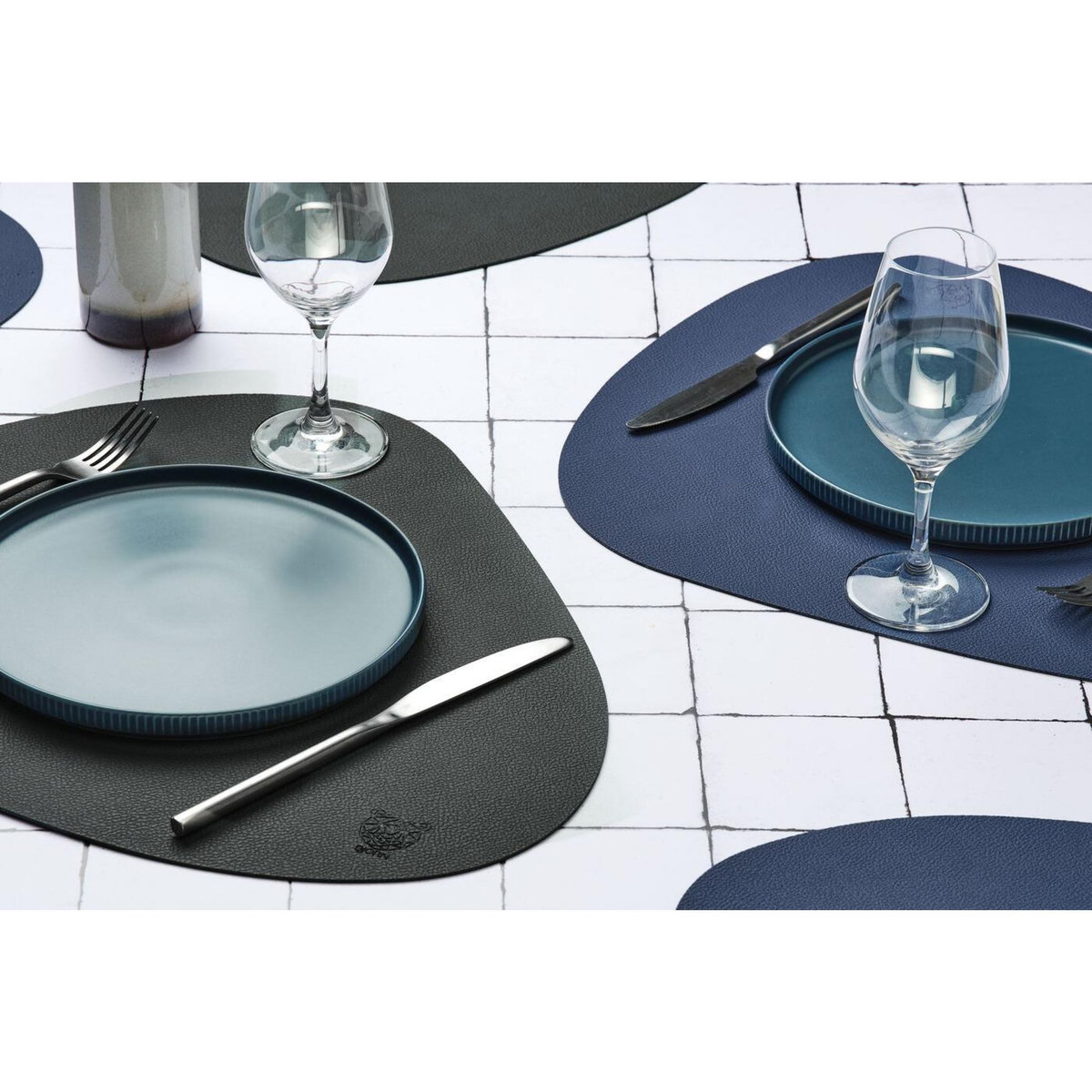 BJORN Set de table curve réversible - 6 pièces - Cuir recyclé bleu nuit et gris anthracite