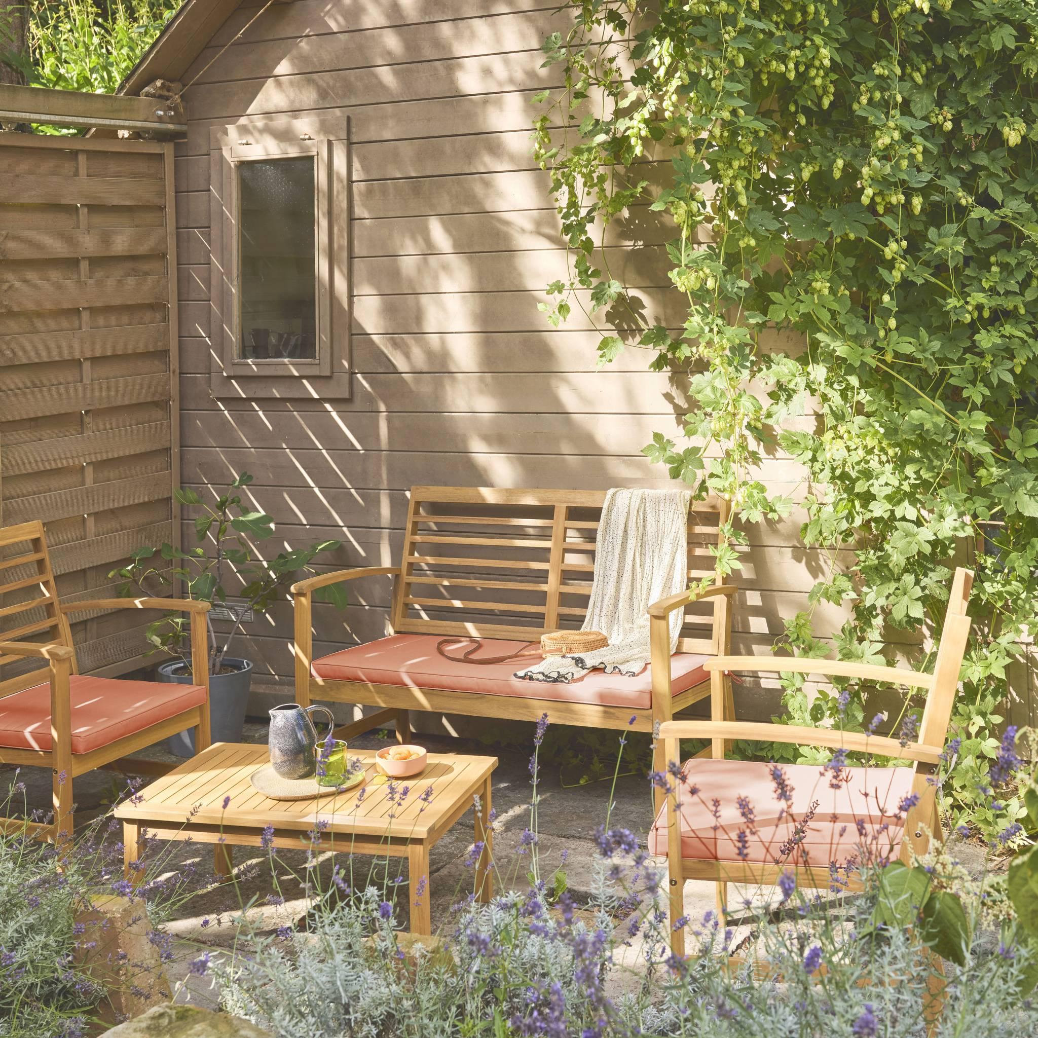 Voir la diapositive 2 : SWEEEK Salon de jardin CHLOE en bois d'acacia 4 places, avec coussins en polyester, un canapé, une table, deux fauteuils