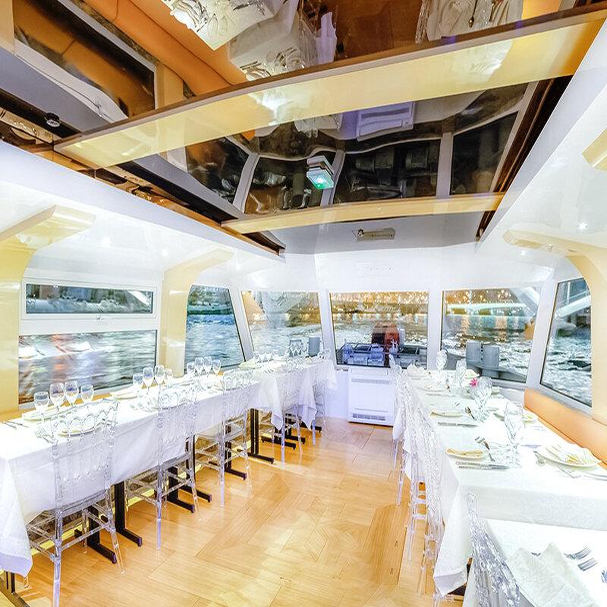 Voir la diapositive 4 : Smartbox 2h d'excursion sur la seine avec dîner, pour 2 personnes - coffret cadeau sport & aventure