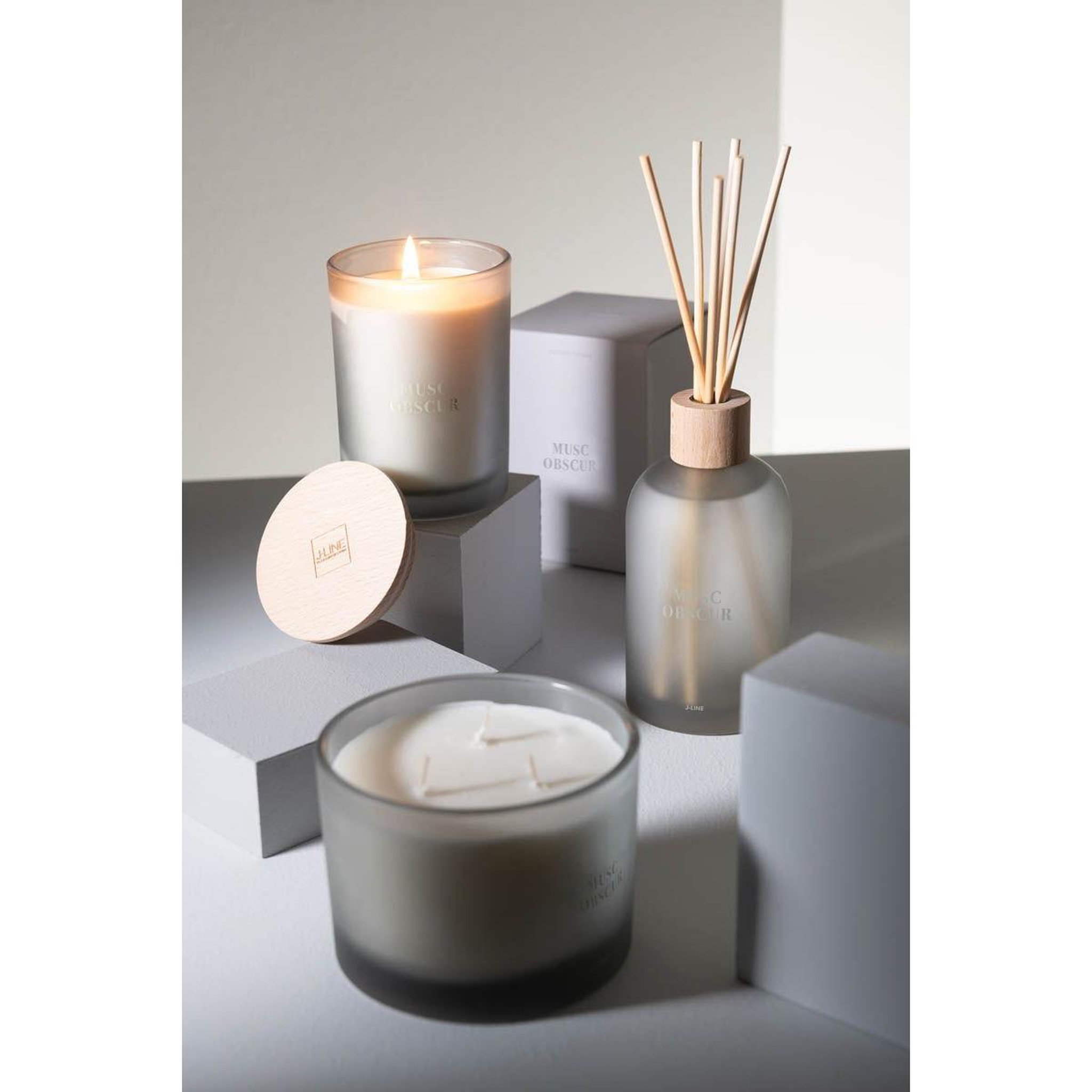 Voir la diapositive 6 : J-LINE Bougie parfumée  accords essentiels  12cm musc obscur